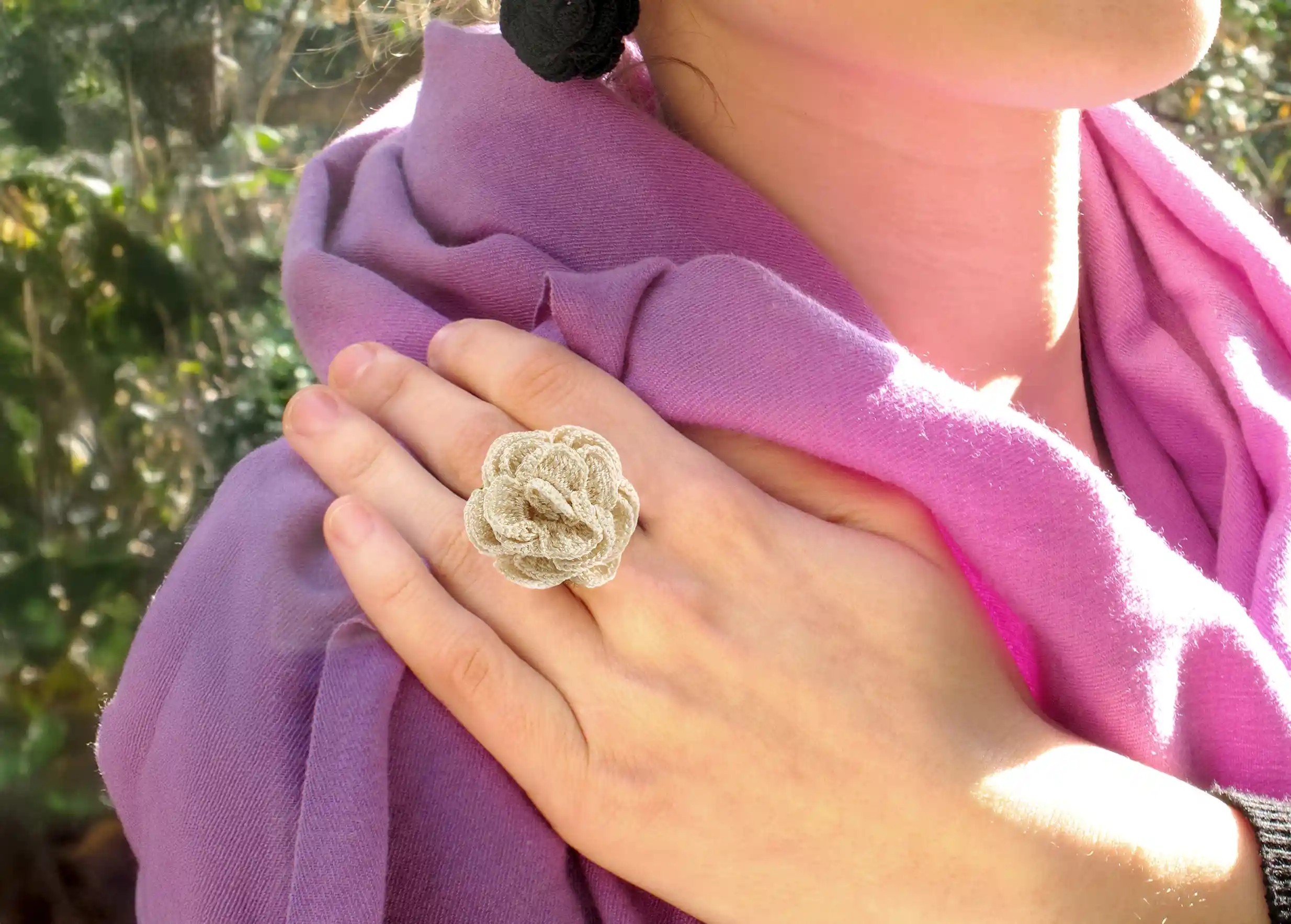 Femme en extérieur portant une bague en dentelle Belkis couleur beige crème