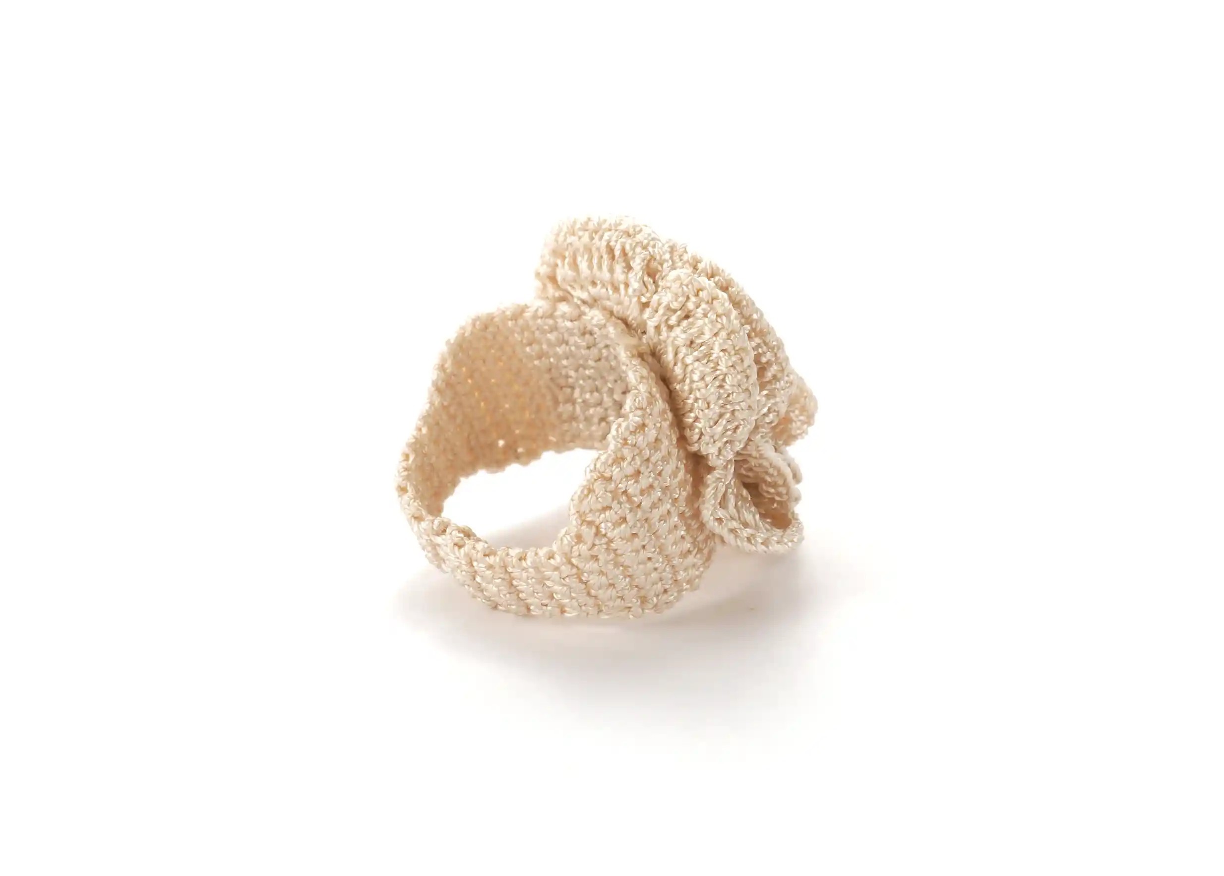 Belkis ring in cream beige lace, hand-woven, rear view