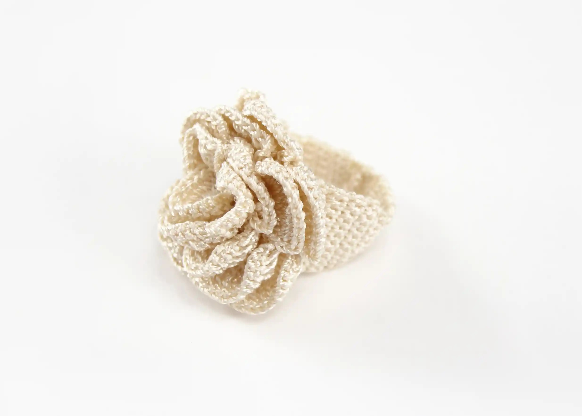 Bague en dentelle beige crème "Belkis", vue de côté sur fond blanc