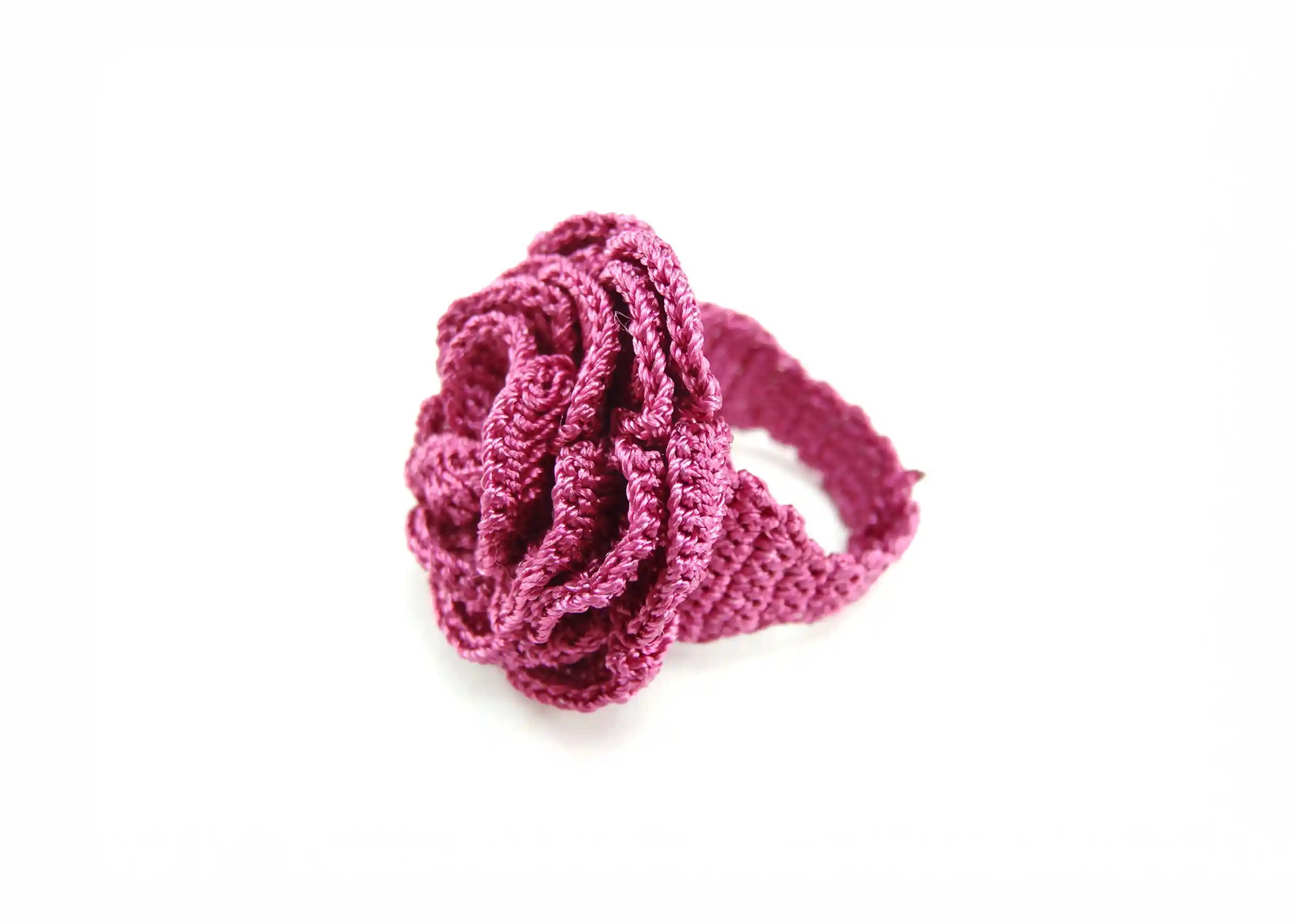 Bague en dentelle bergamote "Belkis", vue de côté sur fond blanc