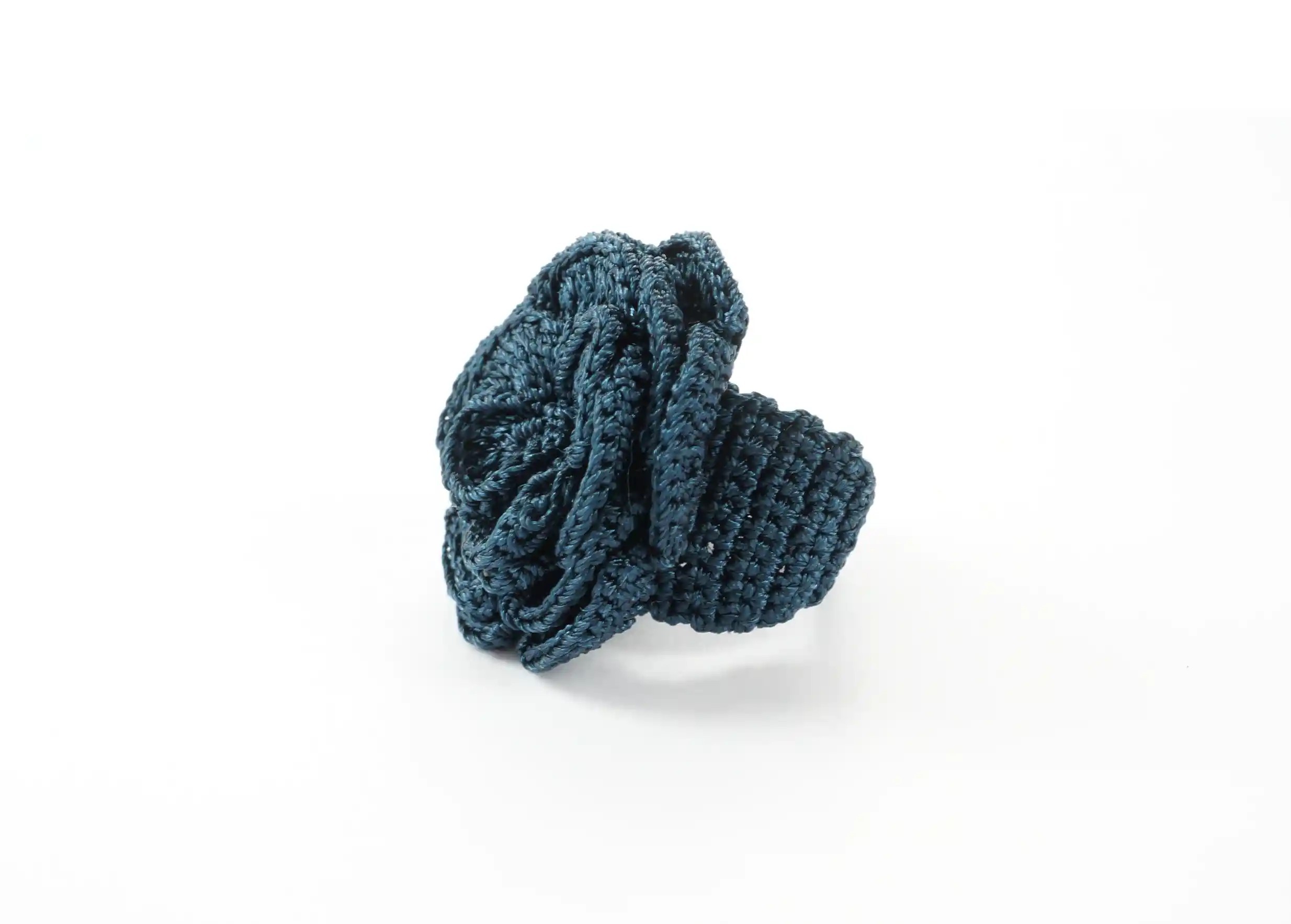 Bague en dentelle bleu nuit "Belkis", vue de côté sur fond blanc