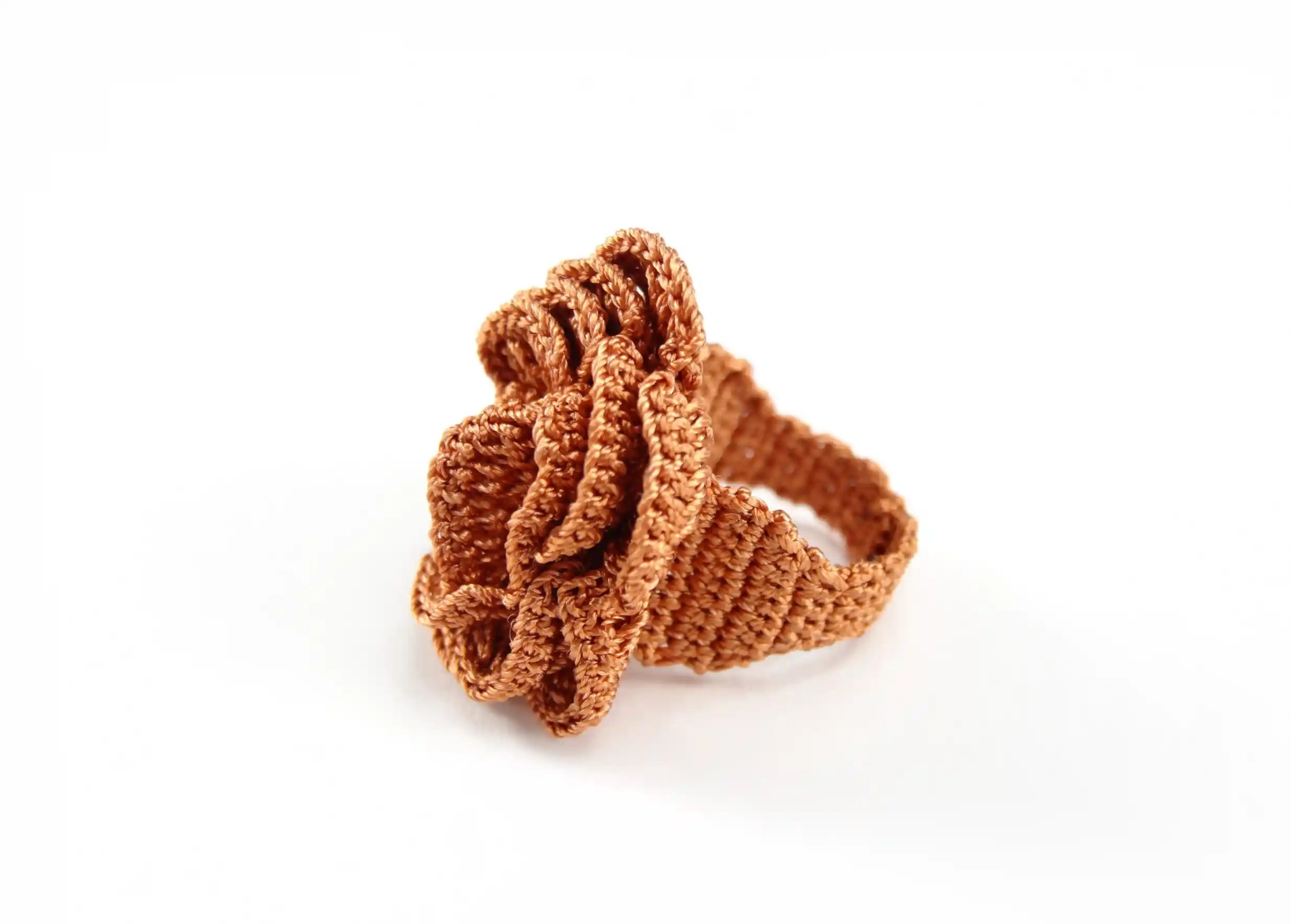 Bague en dentelle cannelle "Belkis", vue de côté sur fond blanc