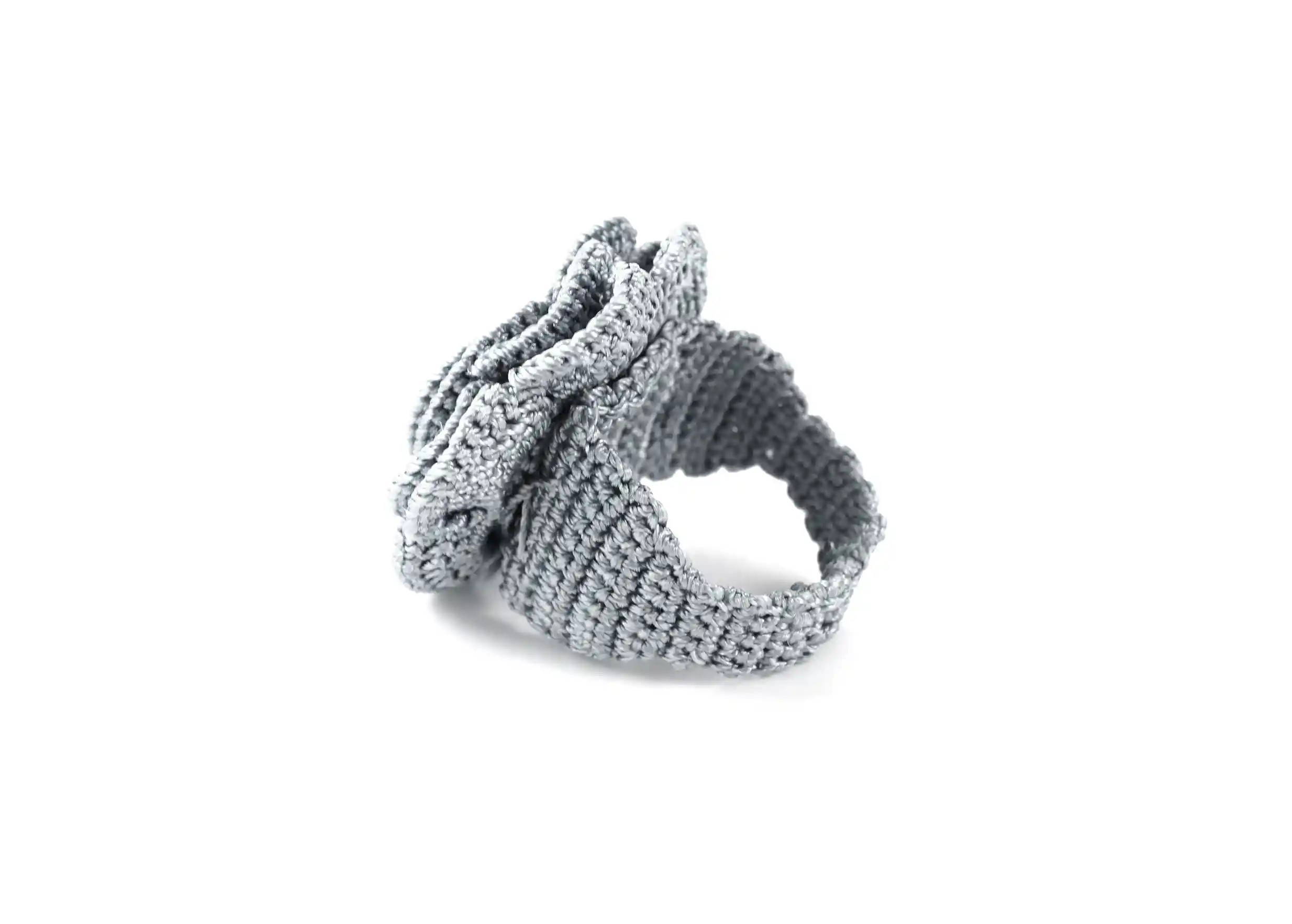 Bague en dentelle Belkis de couleur gris nuage sur fond blanc