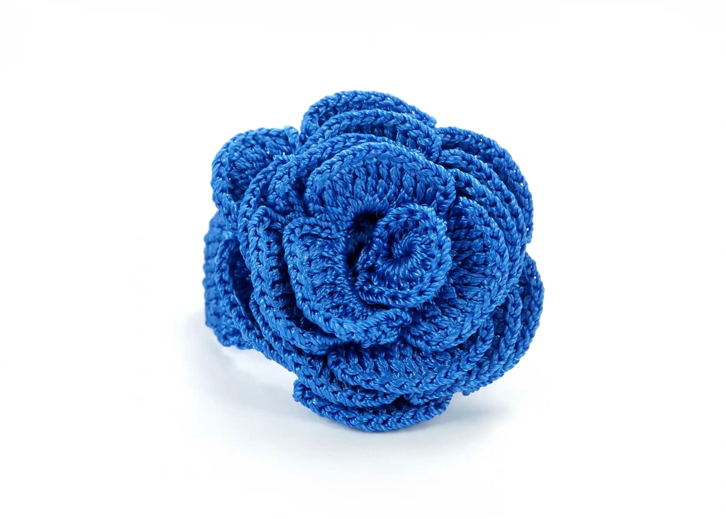 Bague en dentelle Beklis couleur indigo électrique, vue de face, design floral torsadé