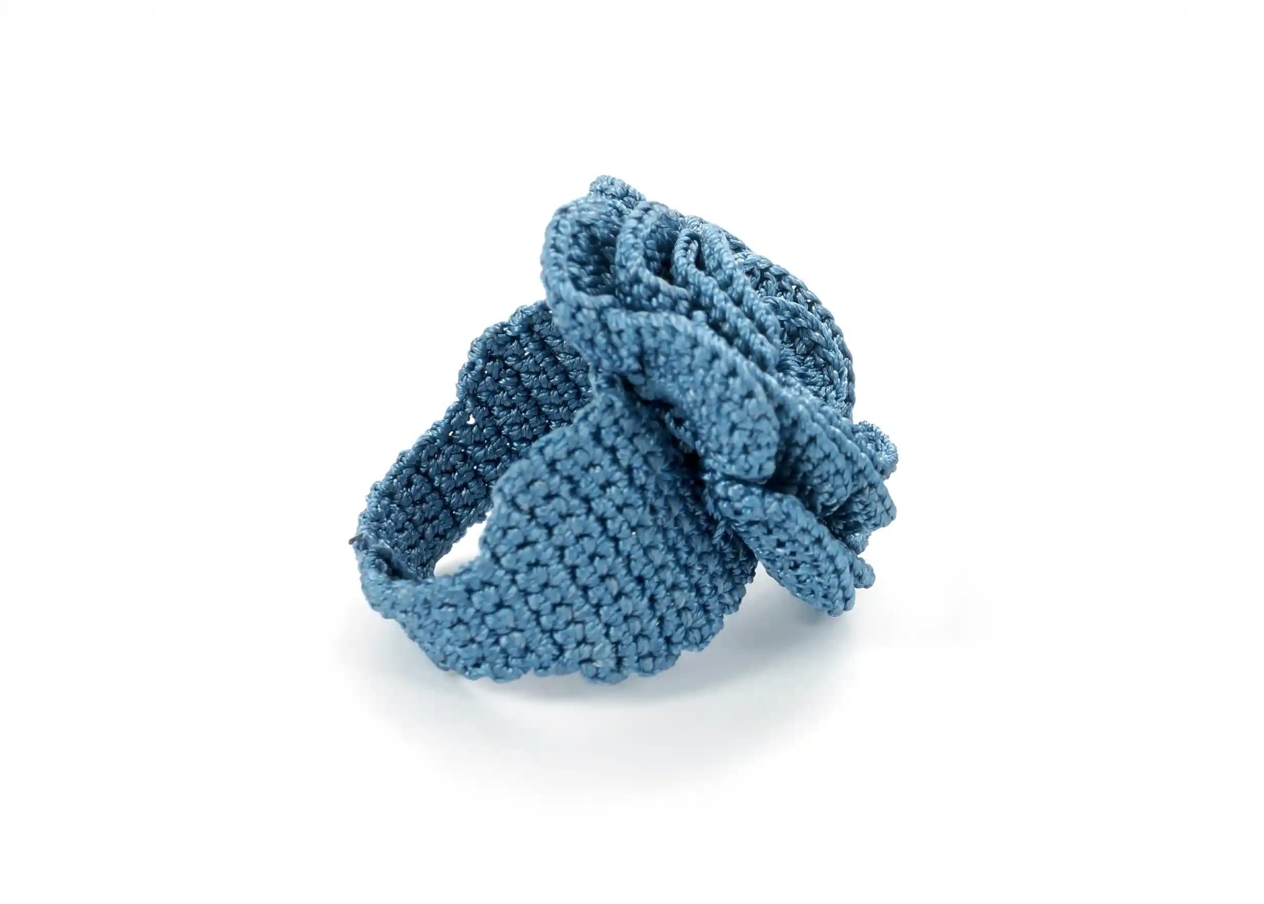 Belkis ‘Jean’ ring in hand-woven lace, side view