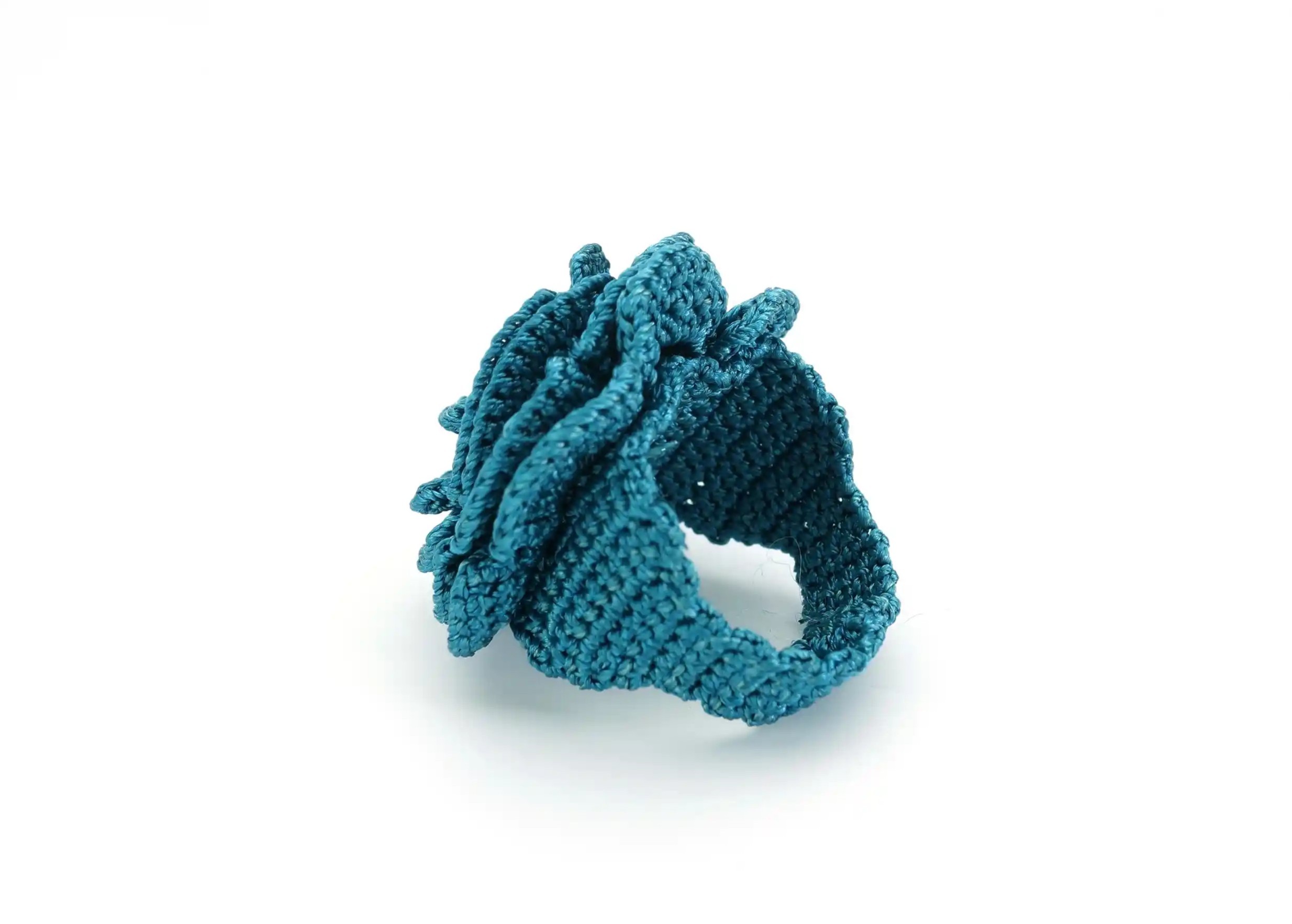 Belkis lace ring, Lagoon colour, on a white background