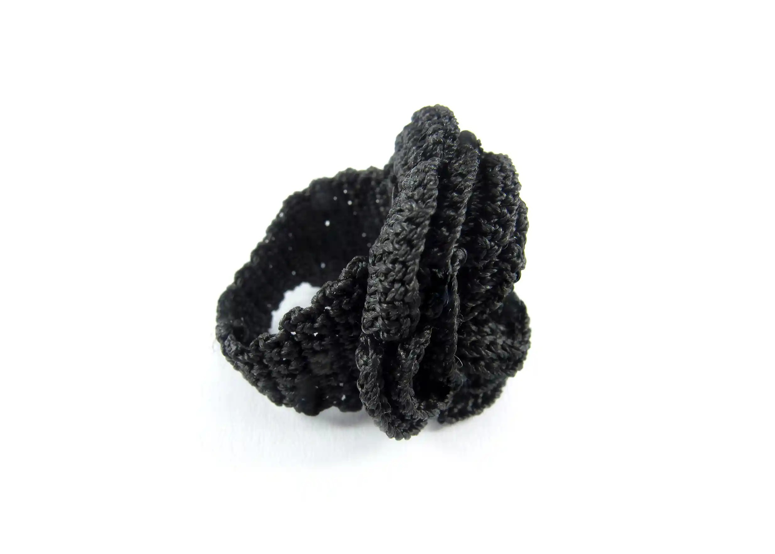 Bague en dentelle Belkis, coloris Noir carbone, sur fond blanc