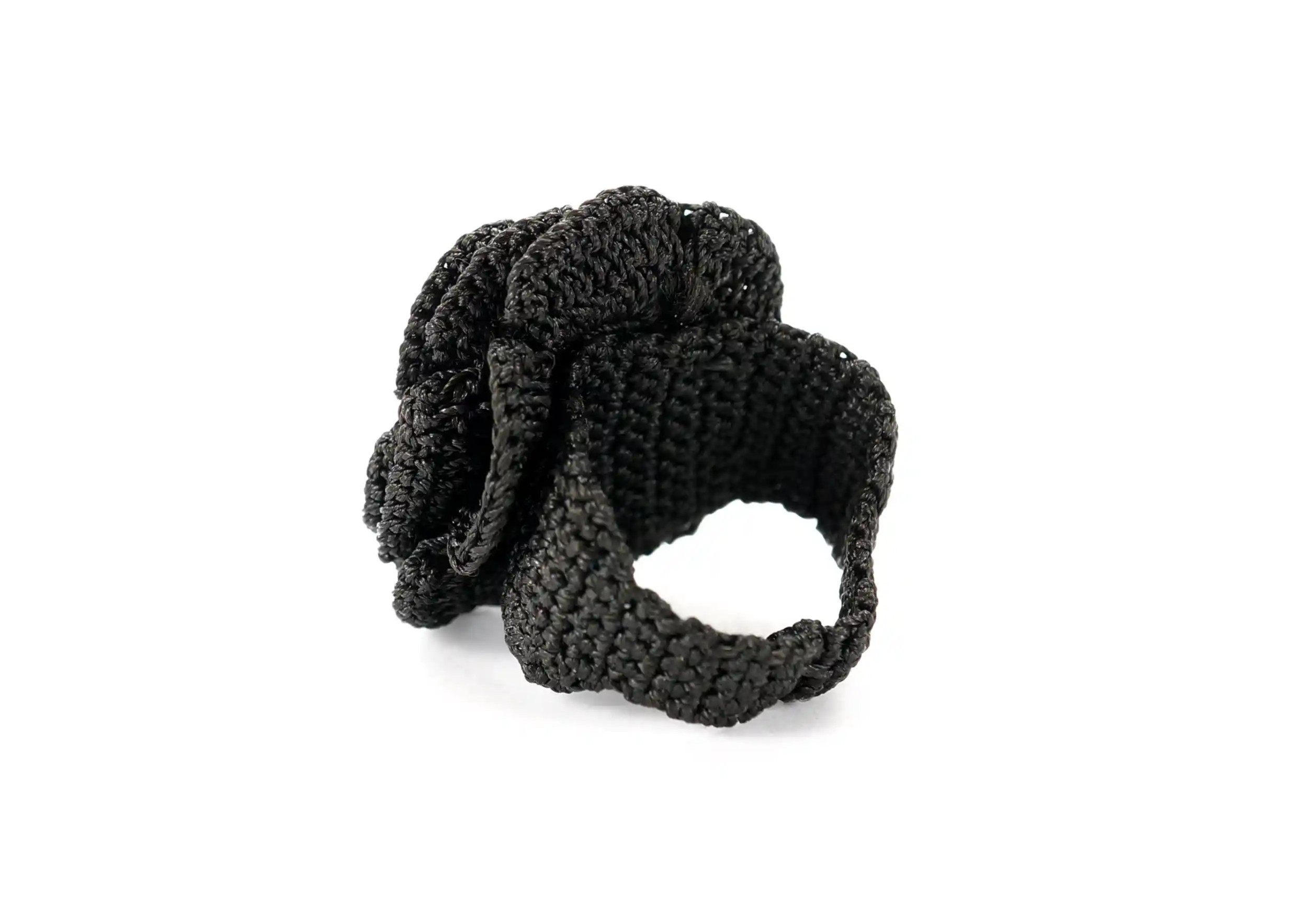 Design floral sur bague en dentelle couleur noir carbone, fond détouré