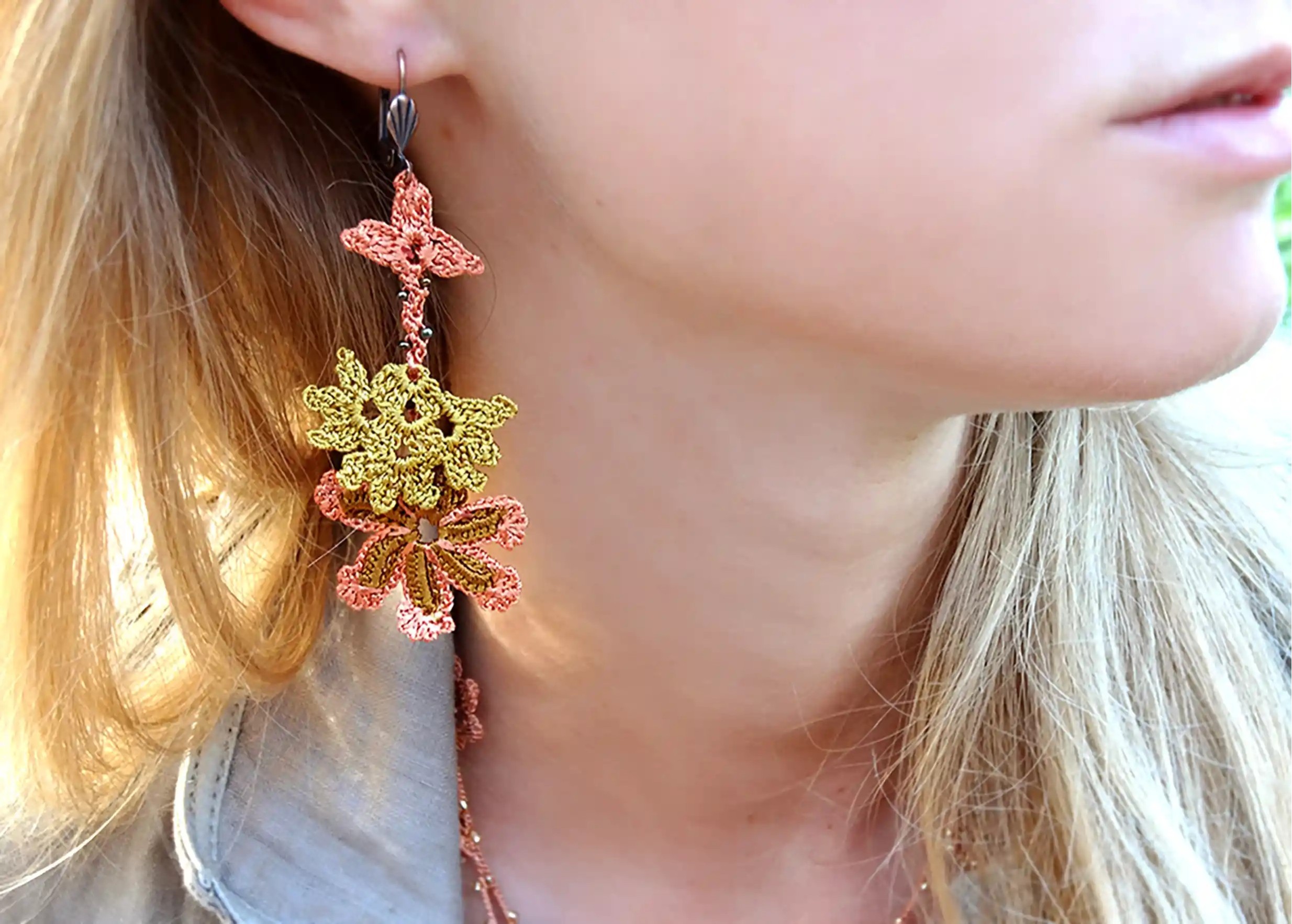 Boucles d'oreilles en dentelle Kapadokya modèle double Autumn portées par une femme