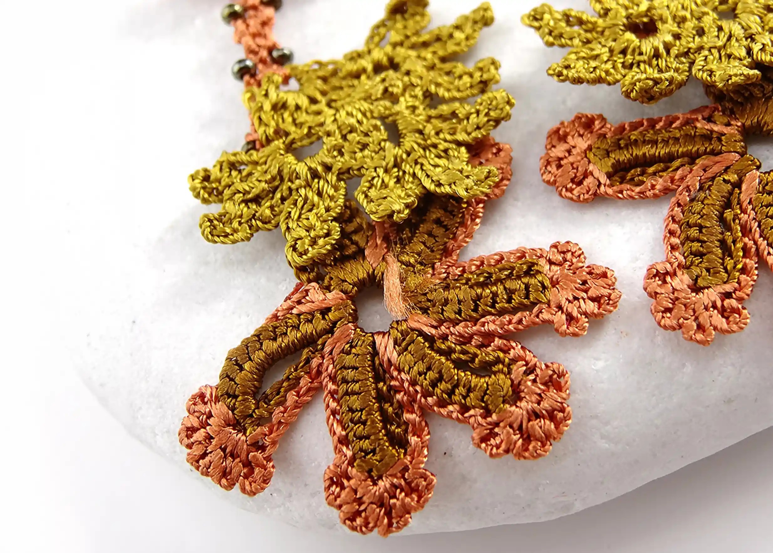 Boucles d'oreilles en dentelle Kapadokya modèle double autumn sur une pierre