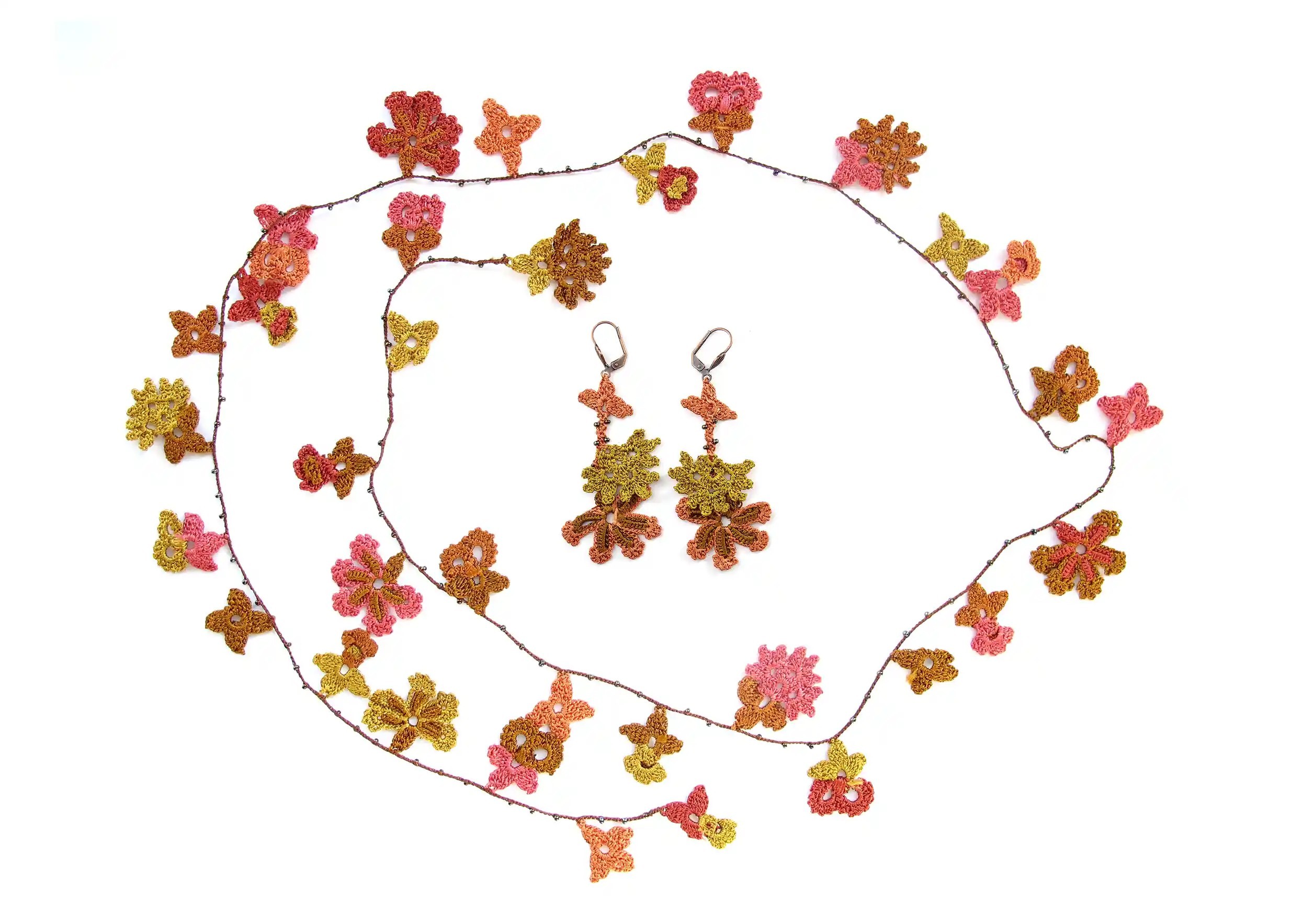 Boucles d'oreilles en dentelle Kapadokya modèle double autumn, accompagné du collier de la même collection