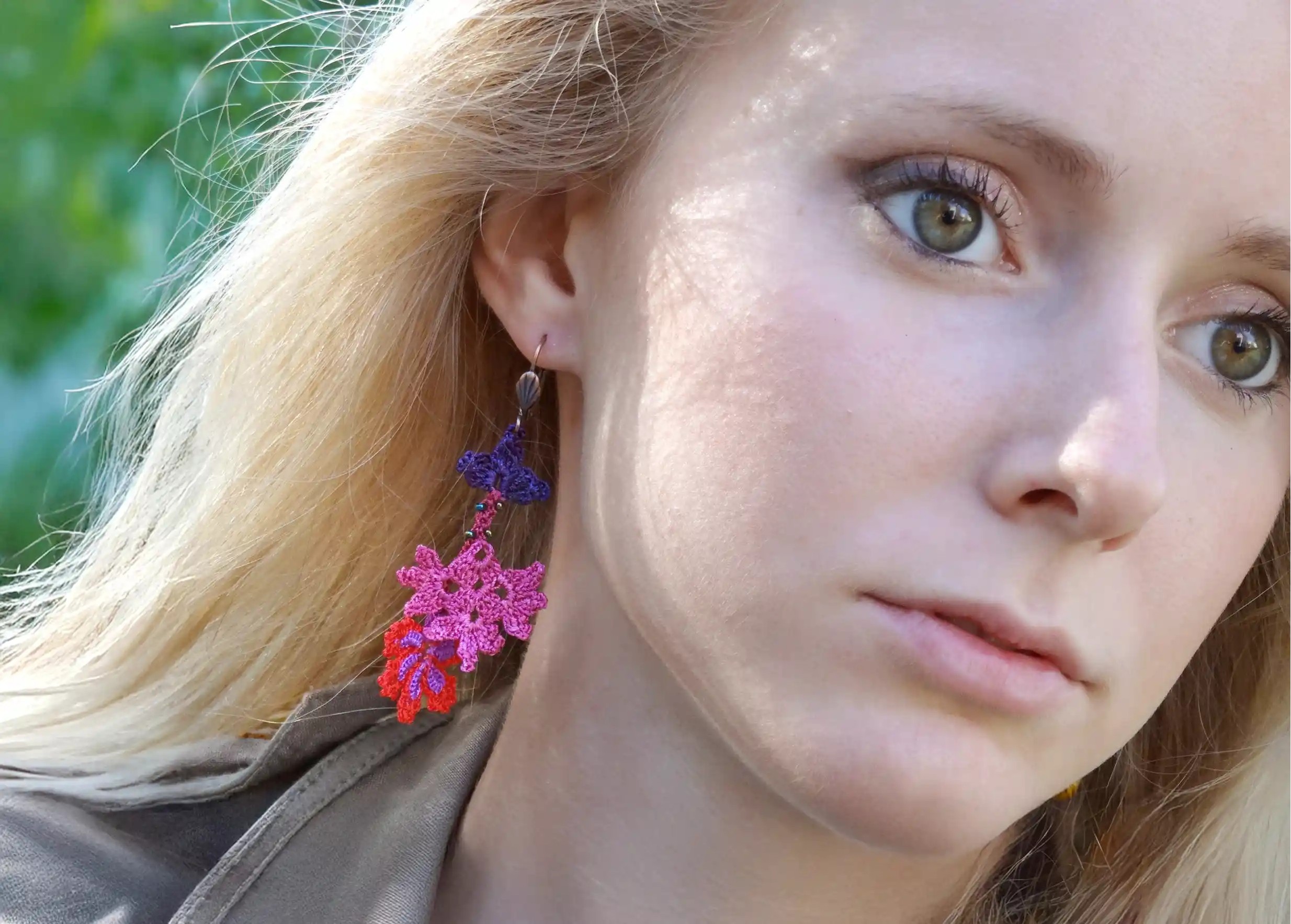 Boucles d'oreilles en dentelle Kapadokya, modèle double summer portées par une femme