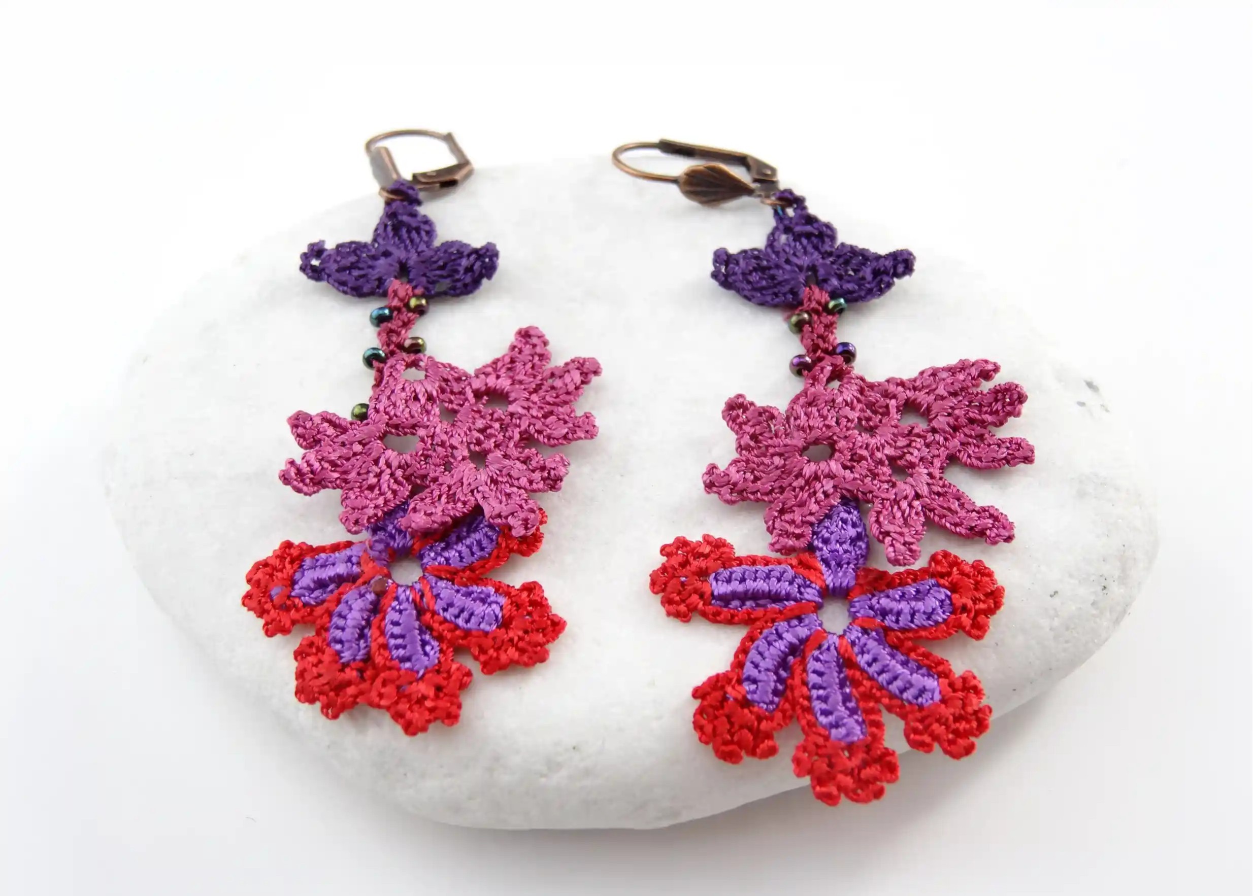 Boucles d'oreilles en dentelle Kapadokya, modèle double summer posé sur une pierre