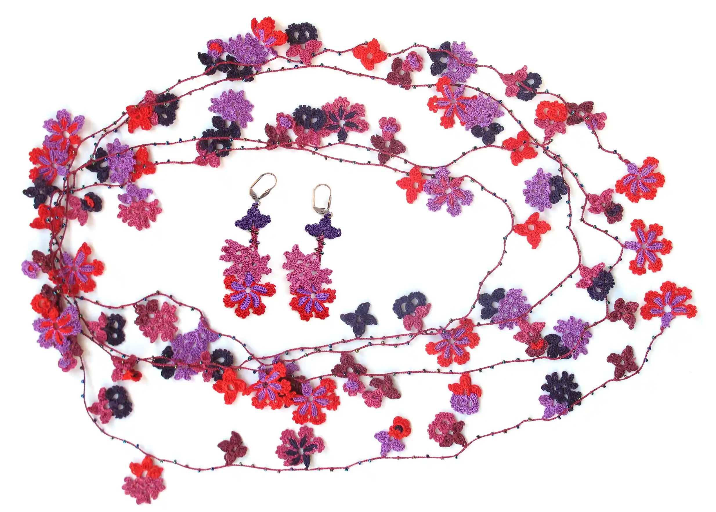 Boucles d'oreilles en dentelle Kapadokya modèle double summer, accompagné du collier de la même collection