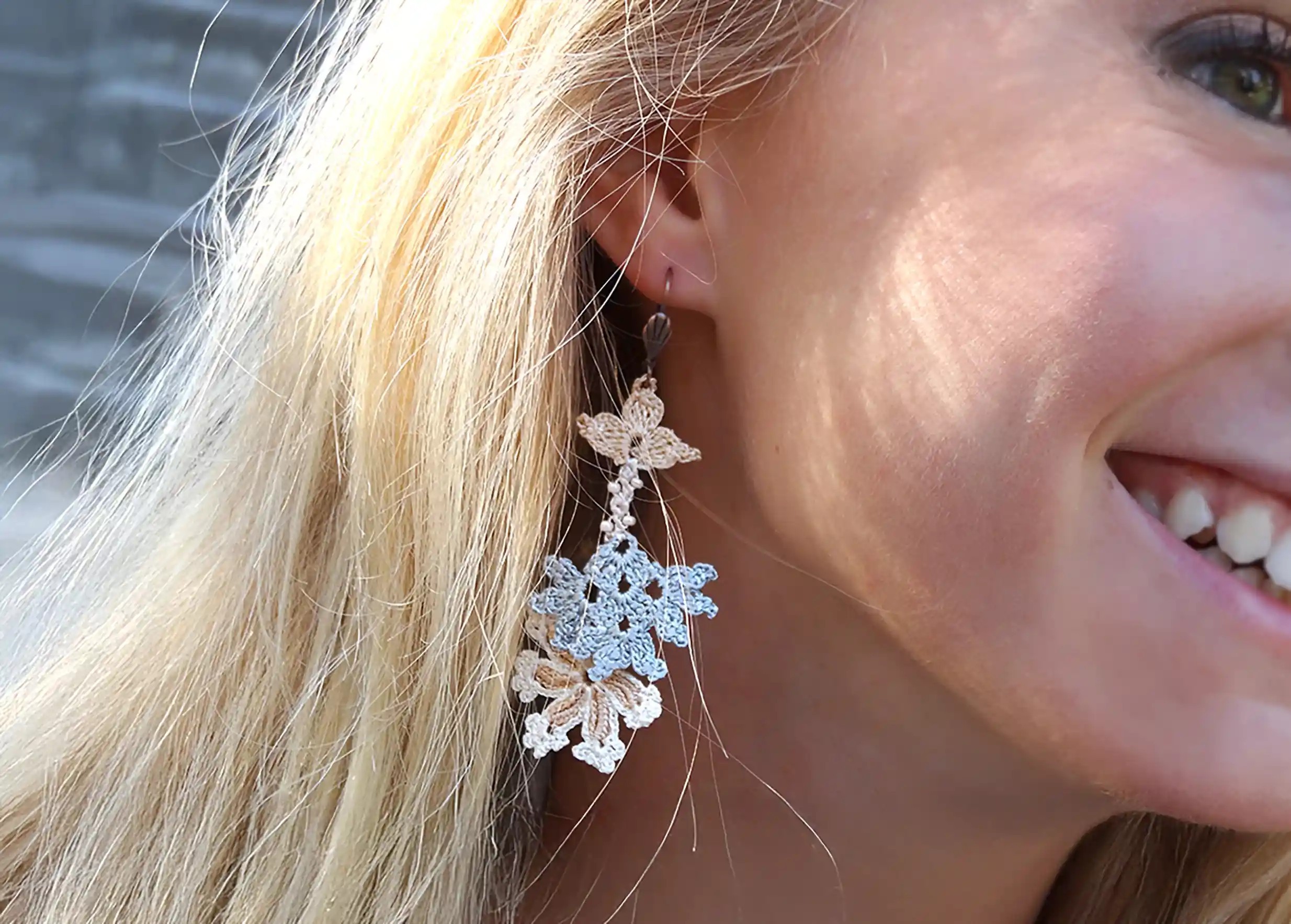 Boucles d'oreilles en dentelle Kapadokya, modèle double winter portées par une femme