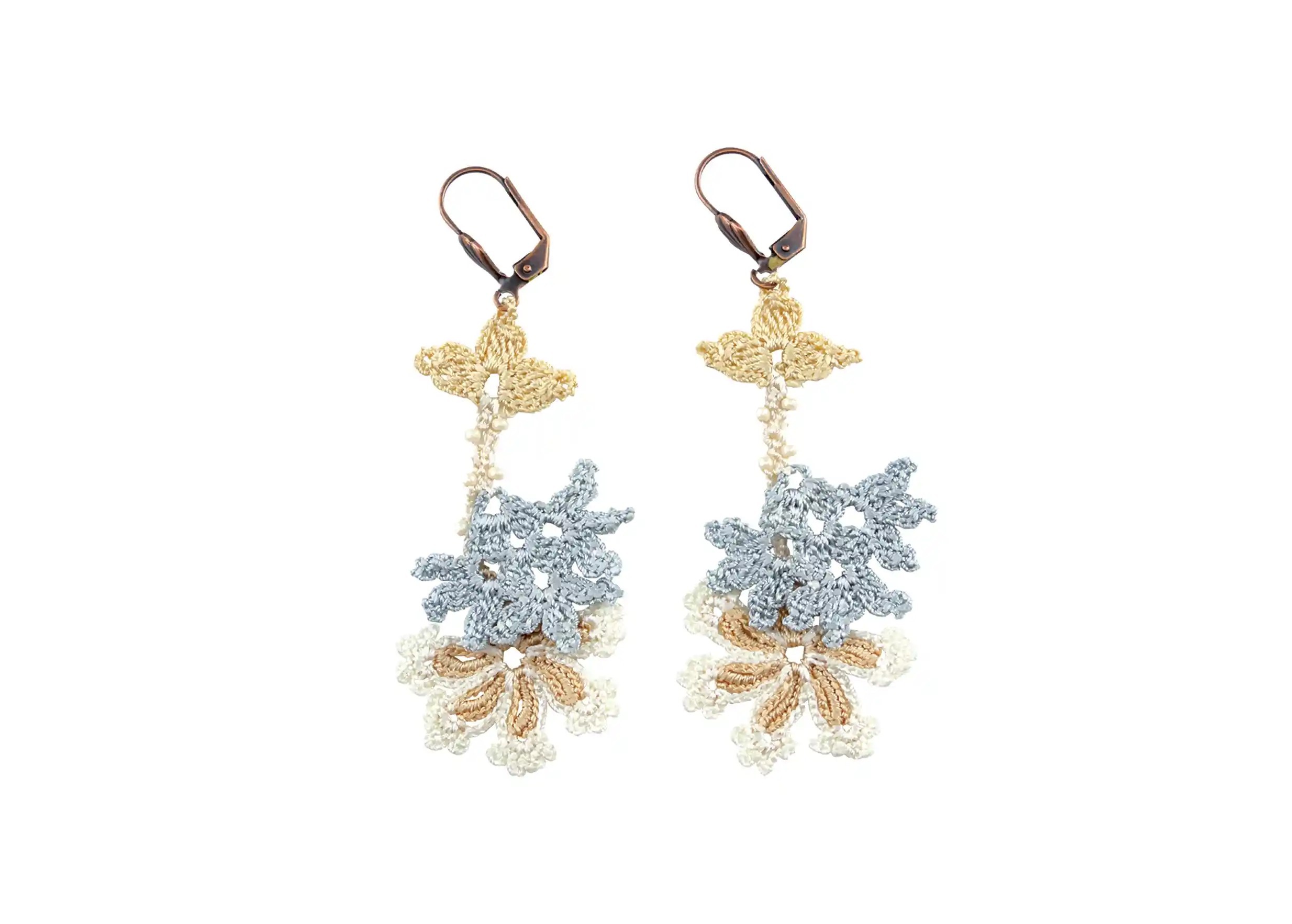 Boucles d'oreilles en dentelle Kapadokya, modèle double winter sur fond blanc