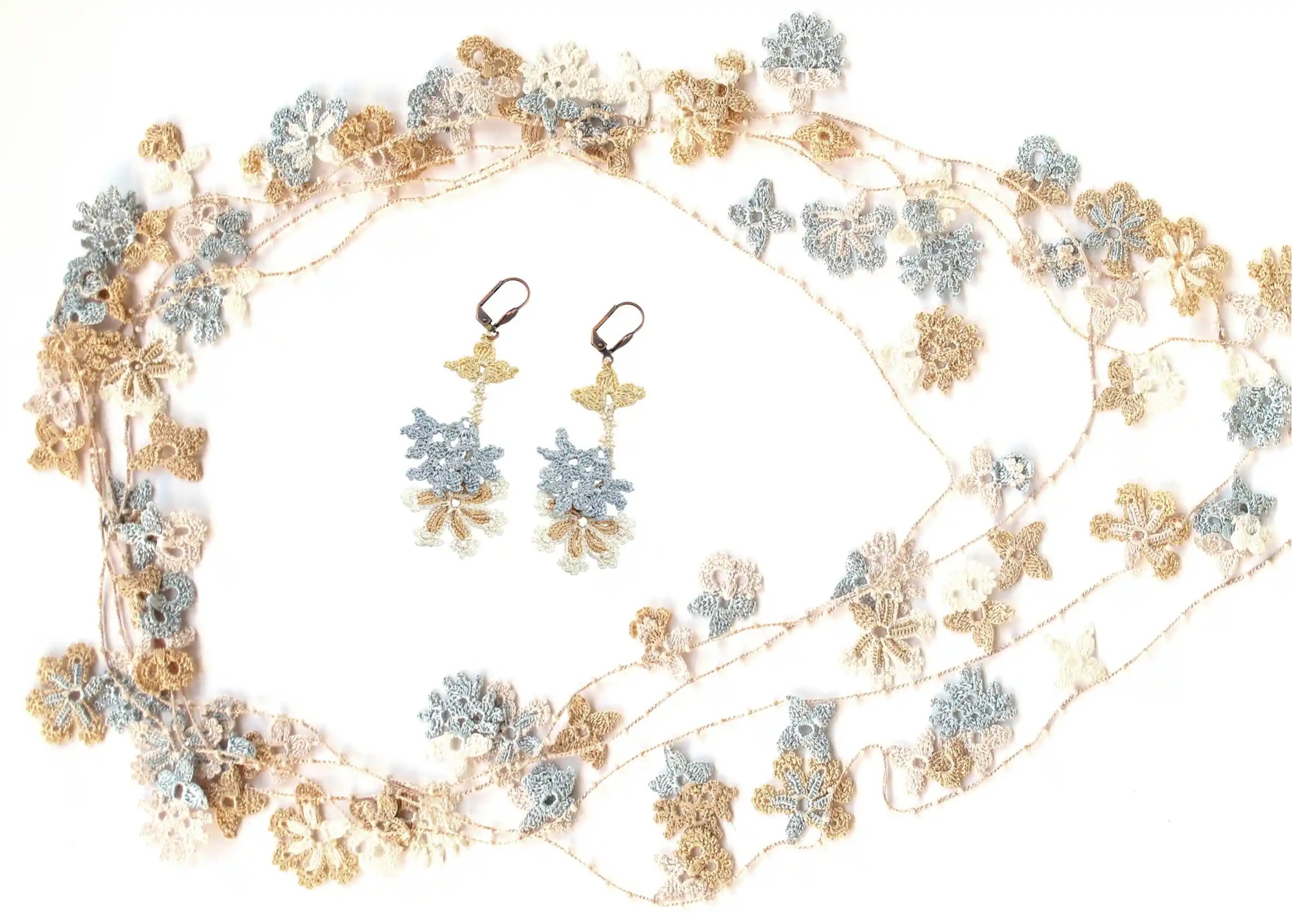 Boucles d'oreilles en dentelle Kapadokya modèle double winter, accompagné du collier de la même collection