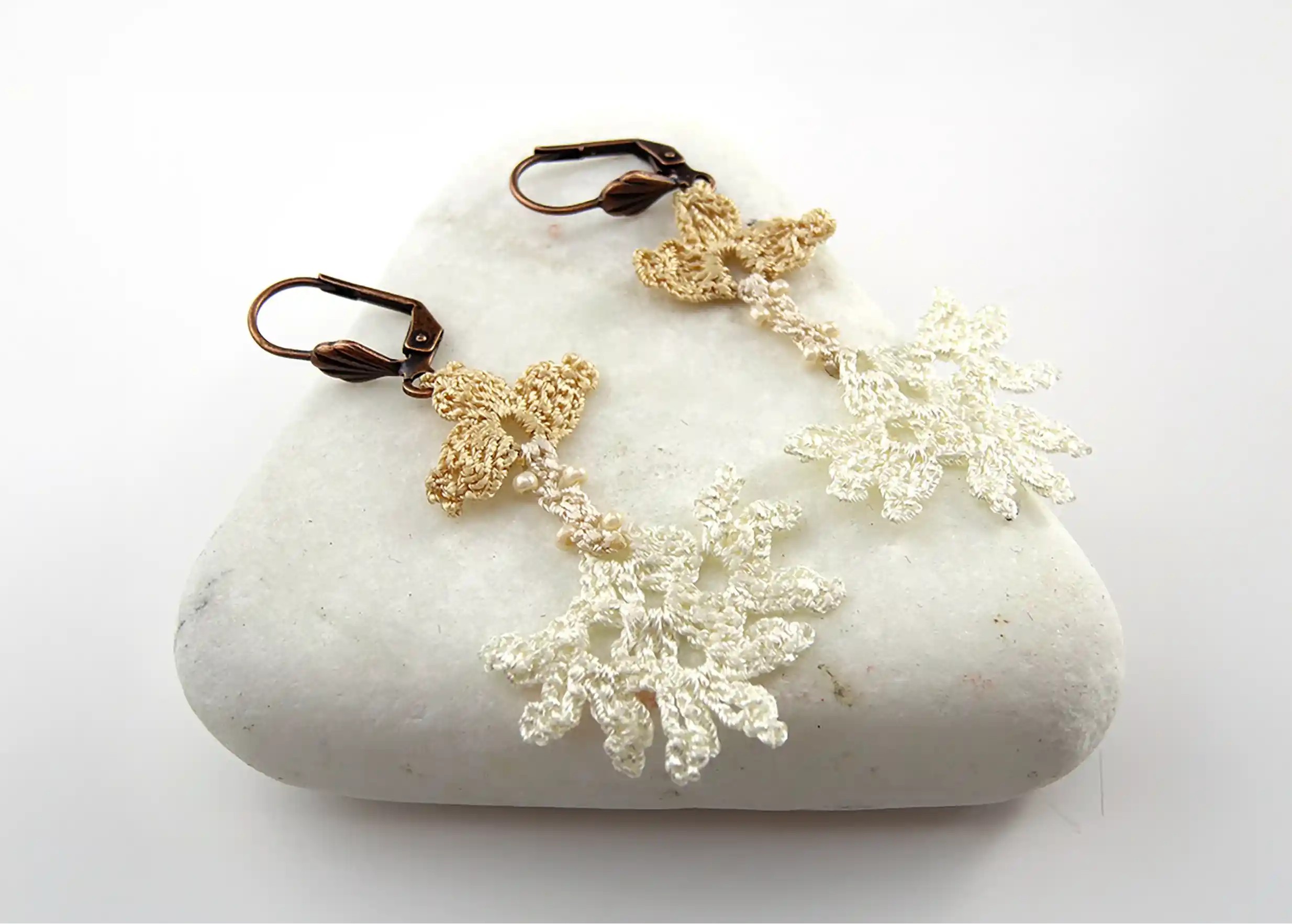 Boucles d'oreilles en dentelle Kapadokya, modèle simple winter sur fond blanc posé sur une pierre