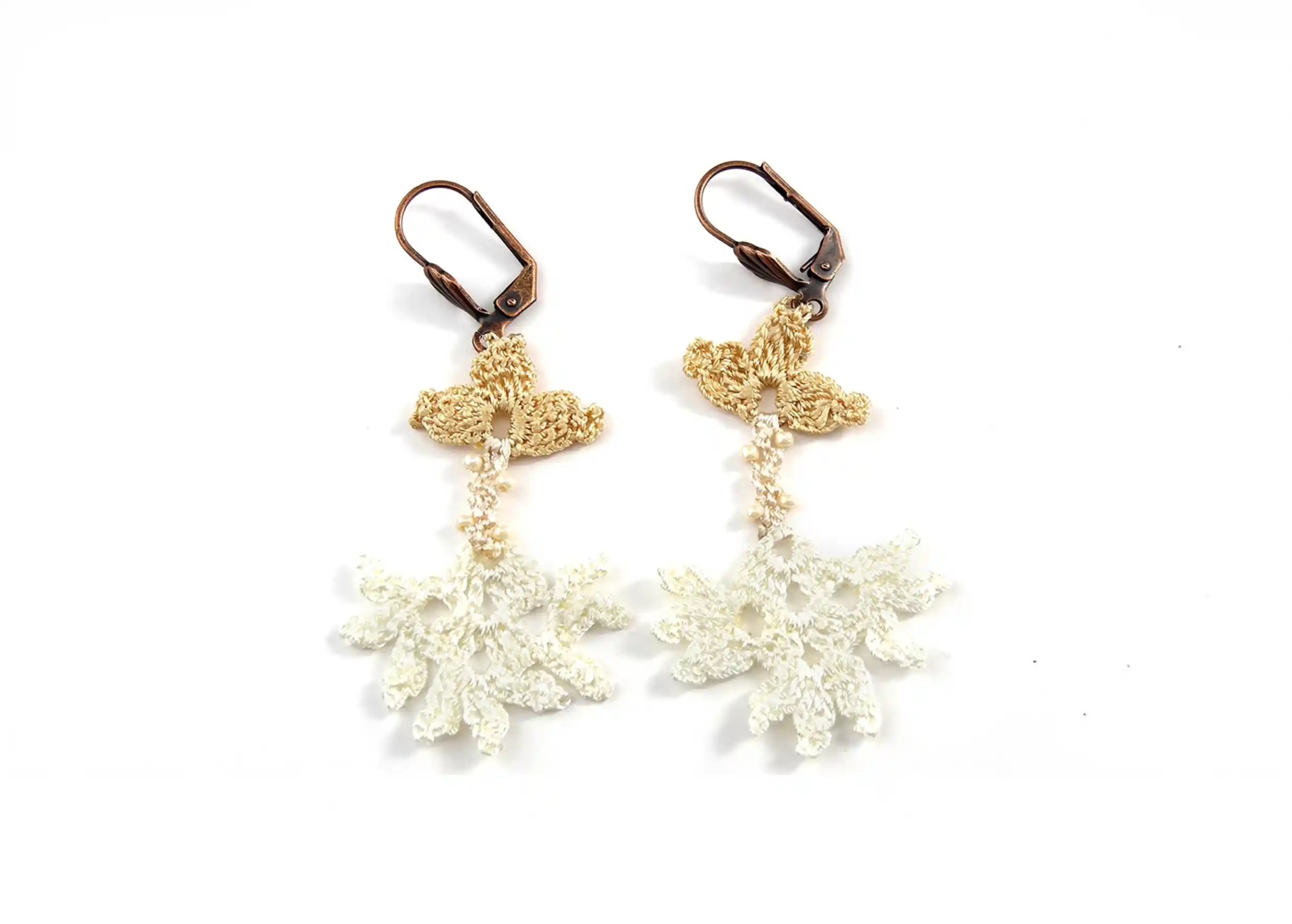 Boucles d'oreilles en dentelle Kapadokya, modèle simple winter sur fond blanc