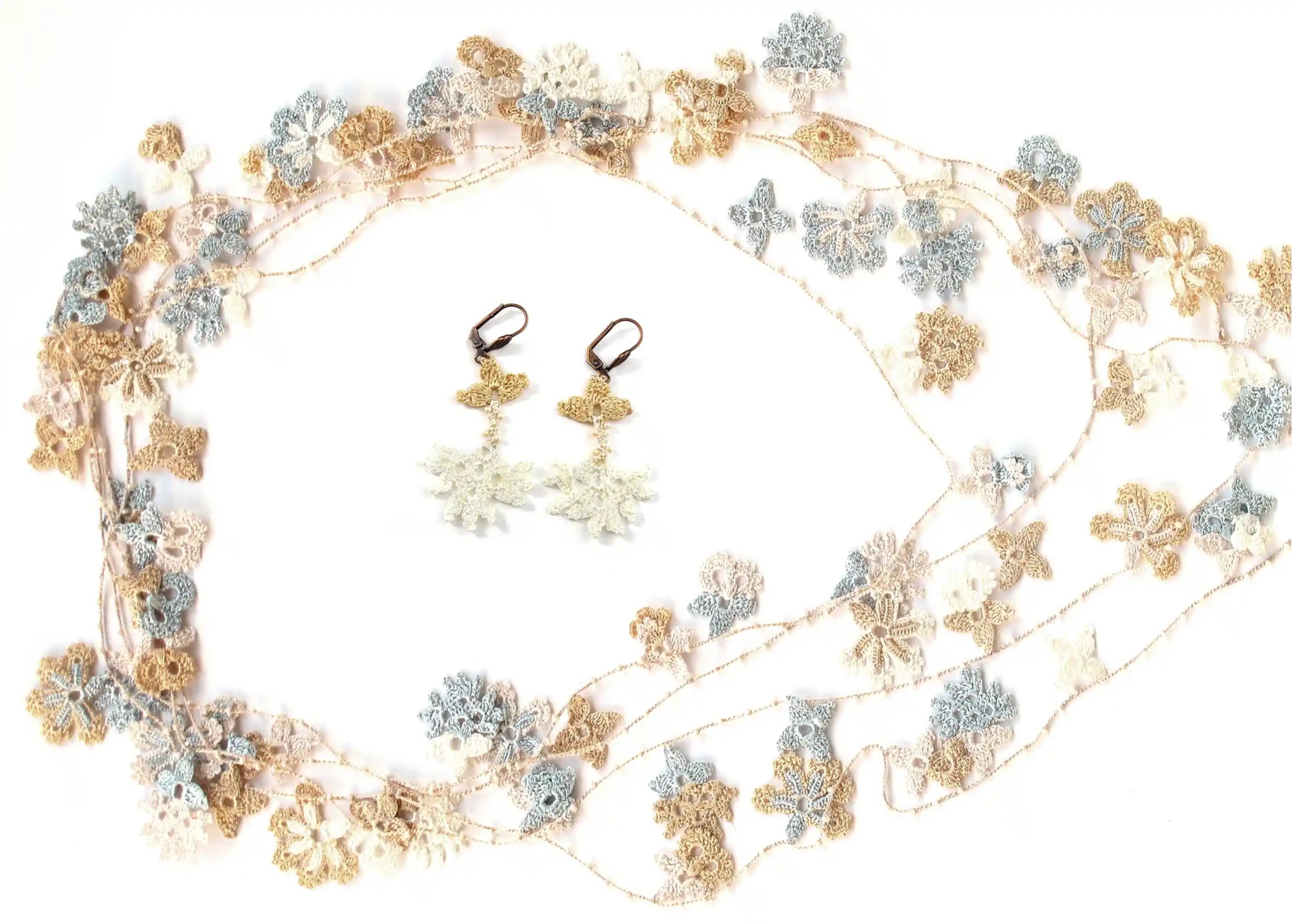 Boucles d'oreilles en dentelle Kapadokya modèle simple winter, accompagné du collier de la même collection