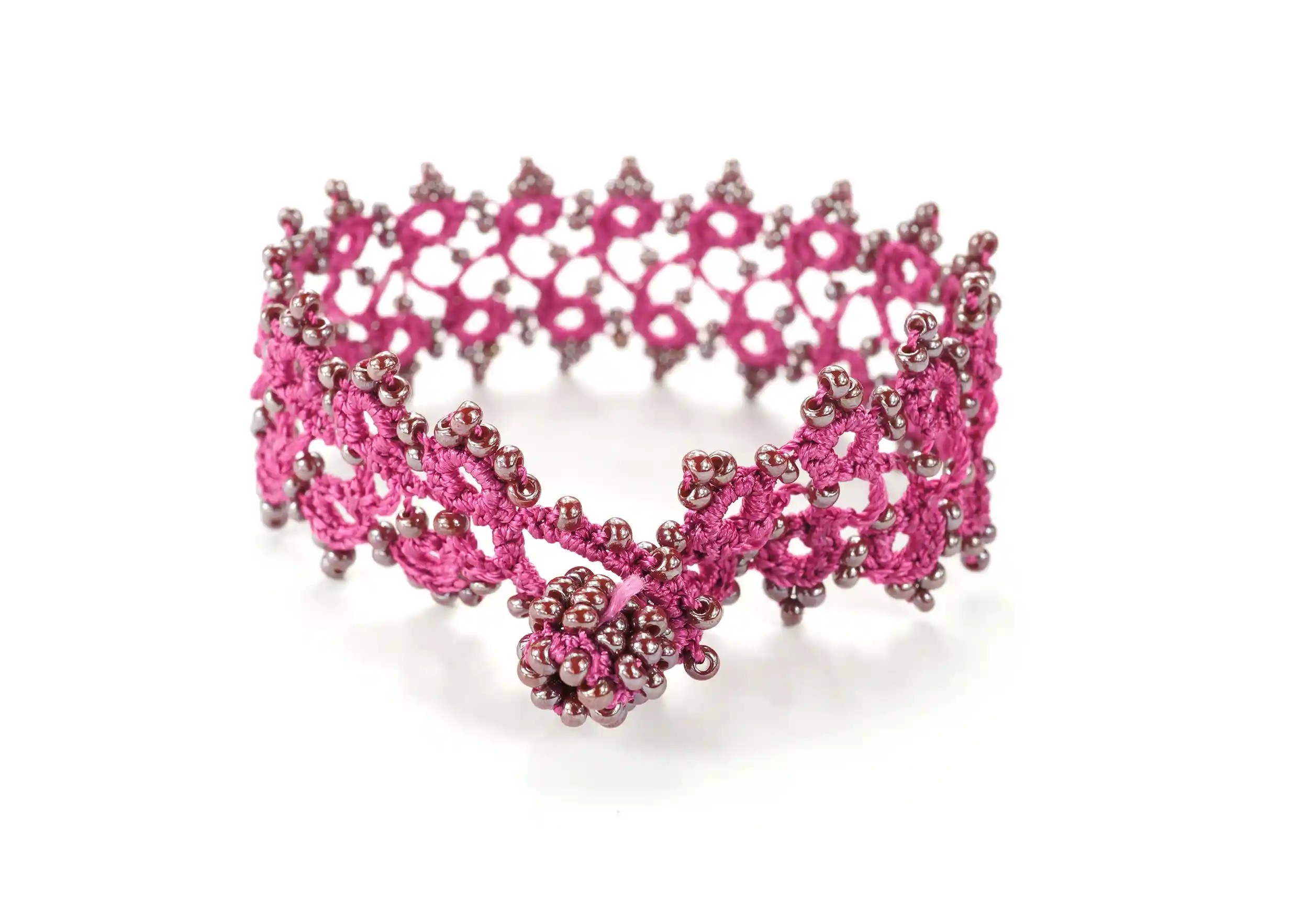 Bracelet en dentelle Bergamote de la gamme Husnu, rehaussé de perles sur fond blanc