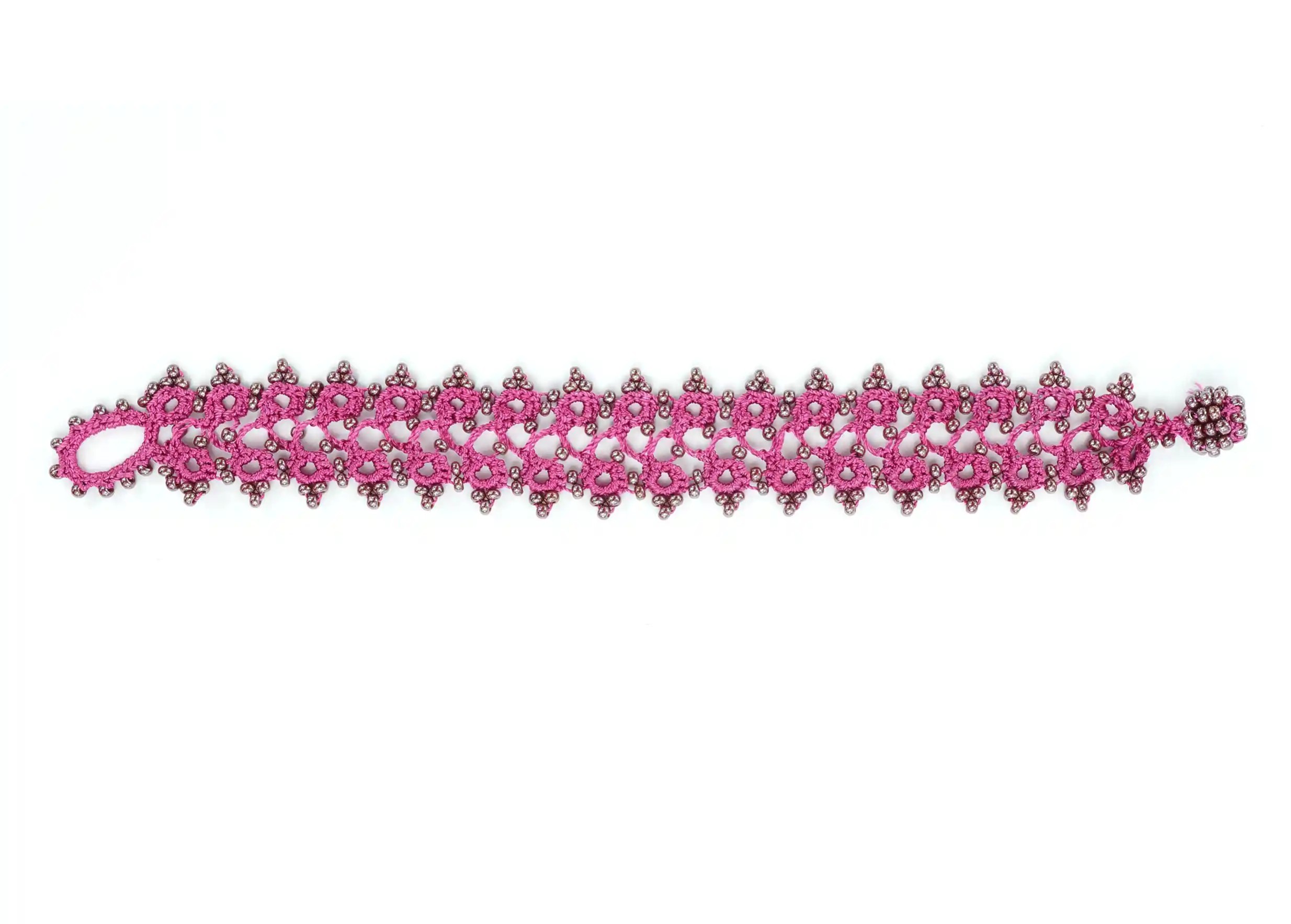 Bracelet en dentelle Husnu coloris Bergamote, présenté à plat et entièrement étiré