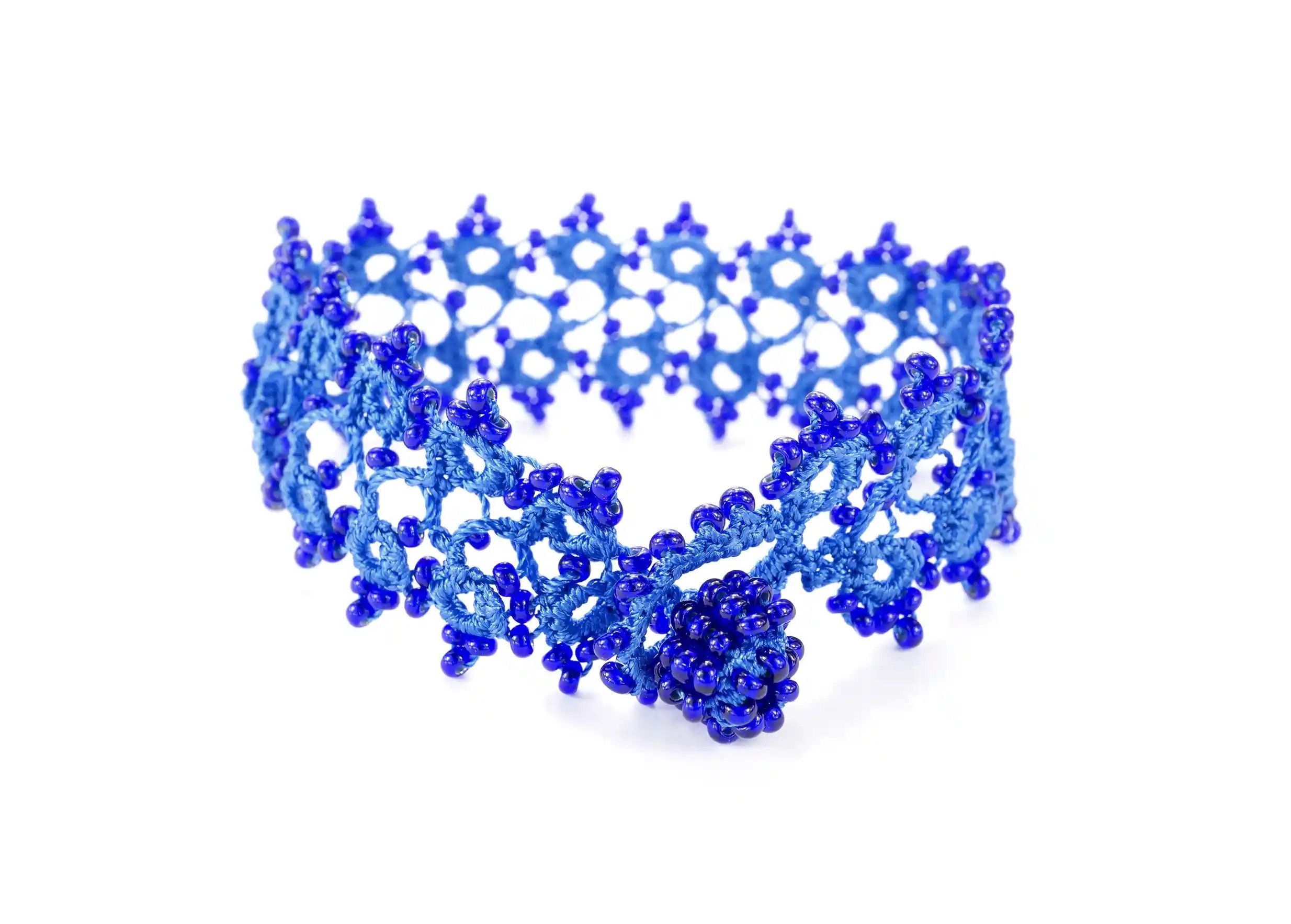 Bracelet bleu en dentelle, de la gamme Husnu, sur fond blanc