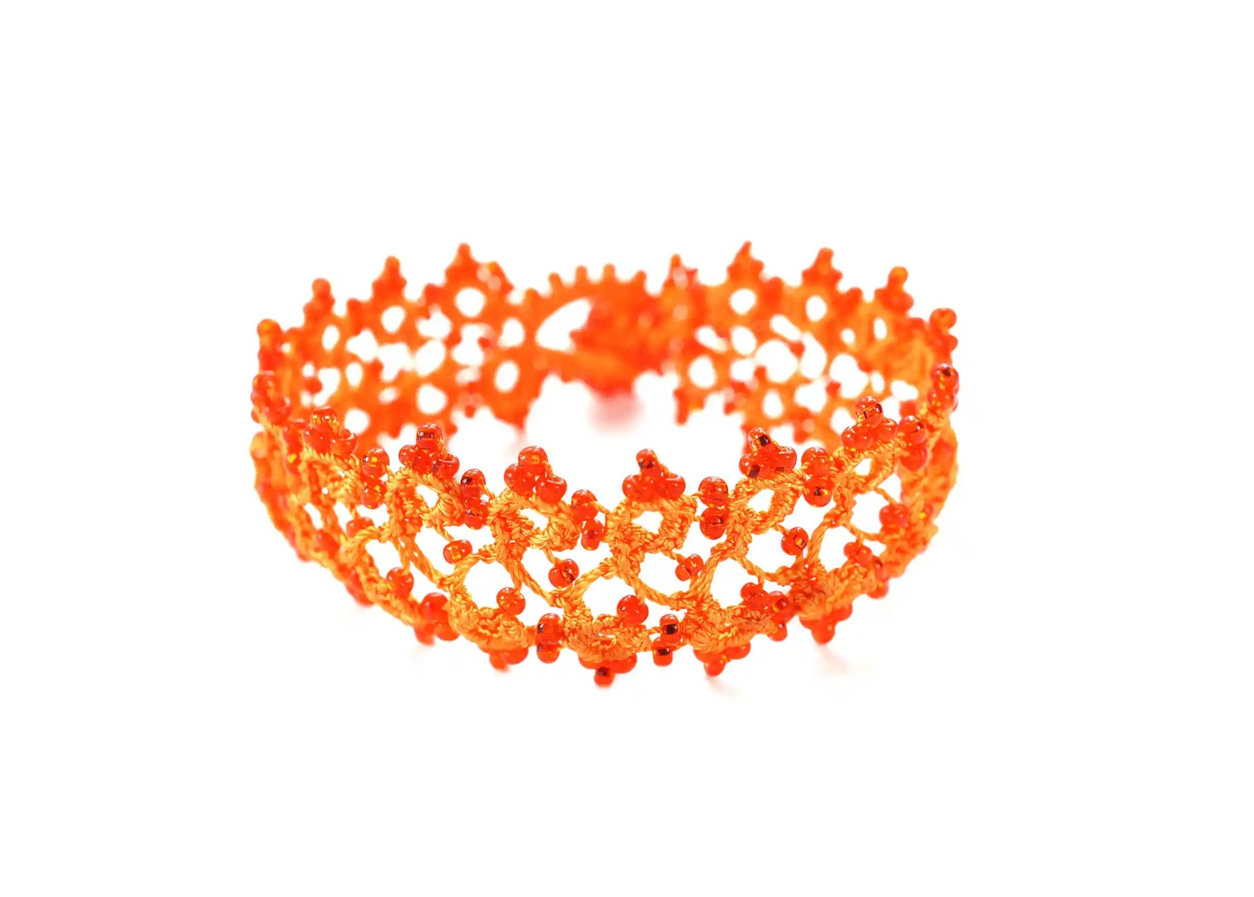 Bracelet en dentelle Husnu couleur papaye, fermé et orné de perles