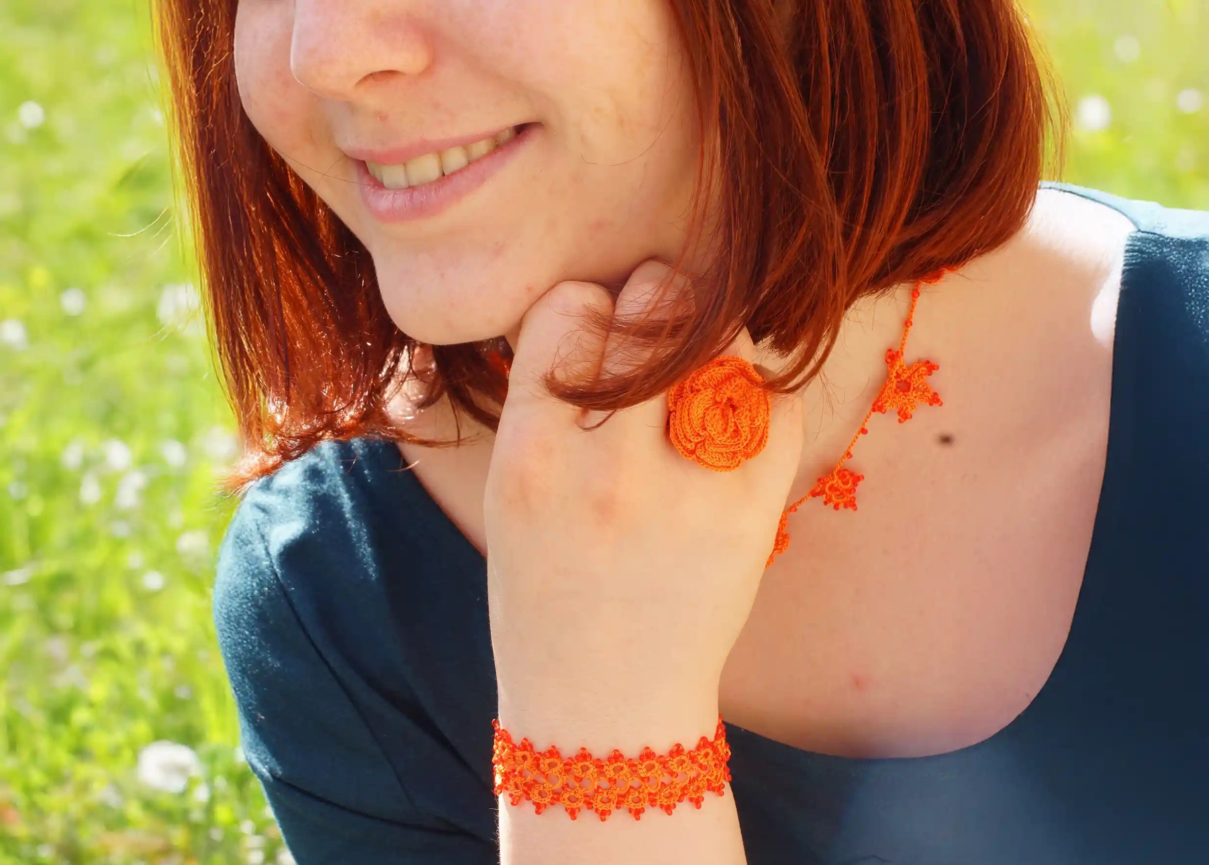Bracelet en dentelle Husnu Papaye porté avec un collier et une bague de la même couleur