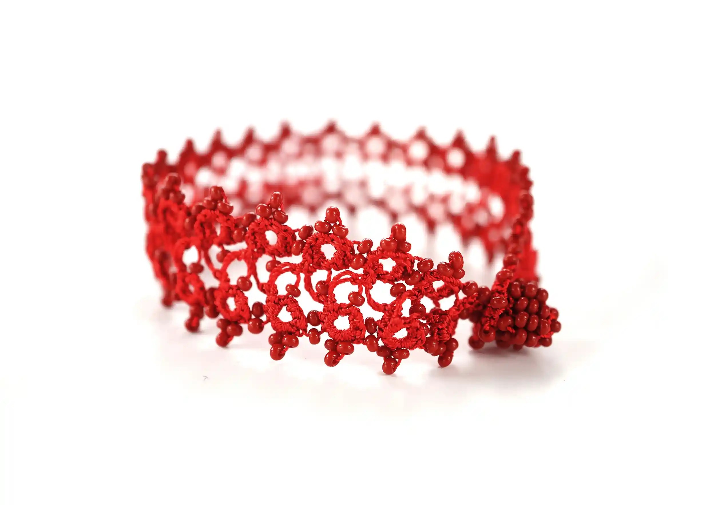 Bracelet en dentelle Husnu Rouge sur fond blanc