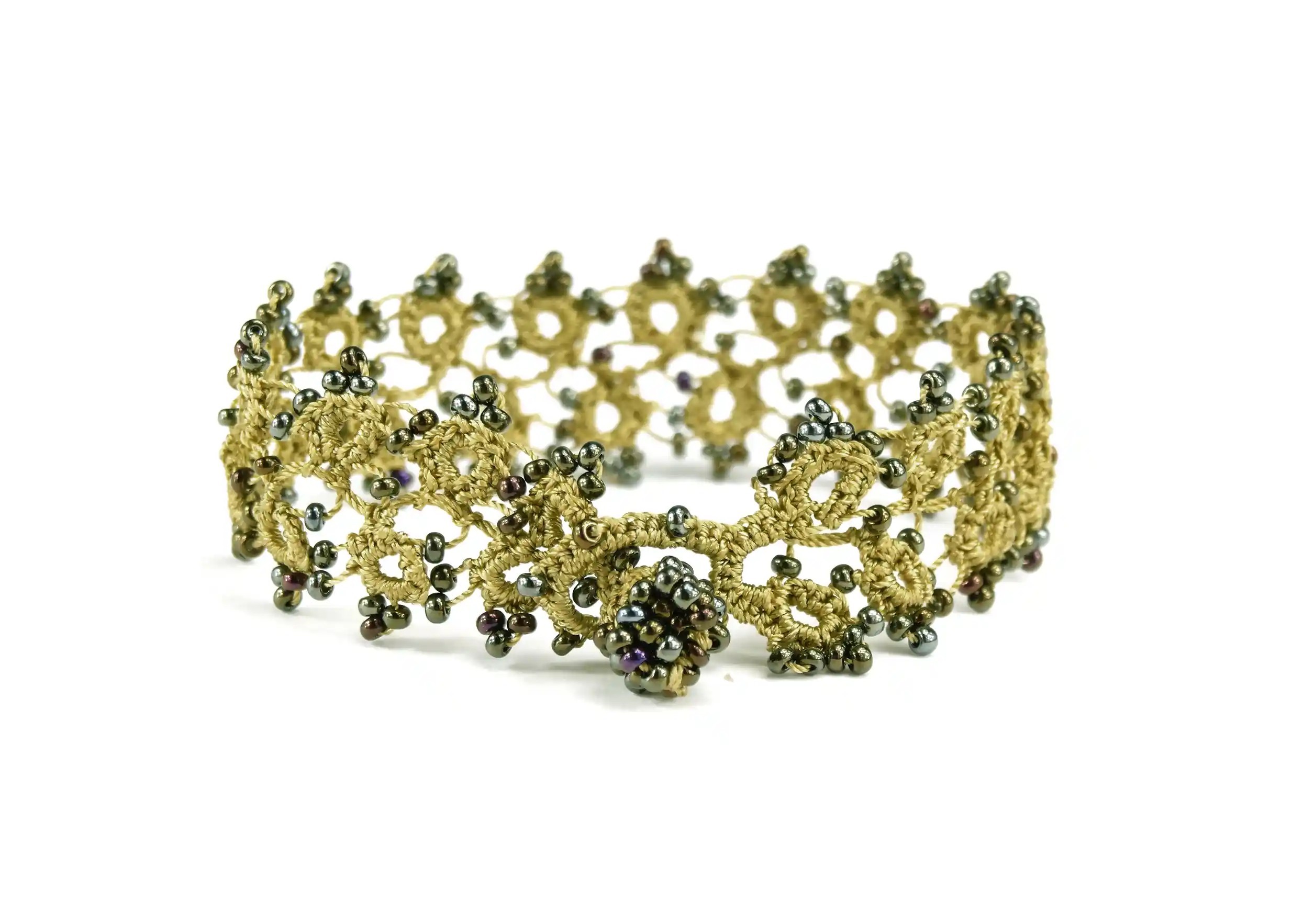 Bracelet en dentelle Husnu Vert lichen sur fond blanc