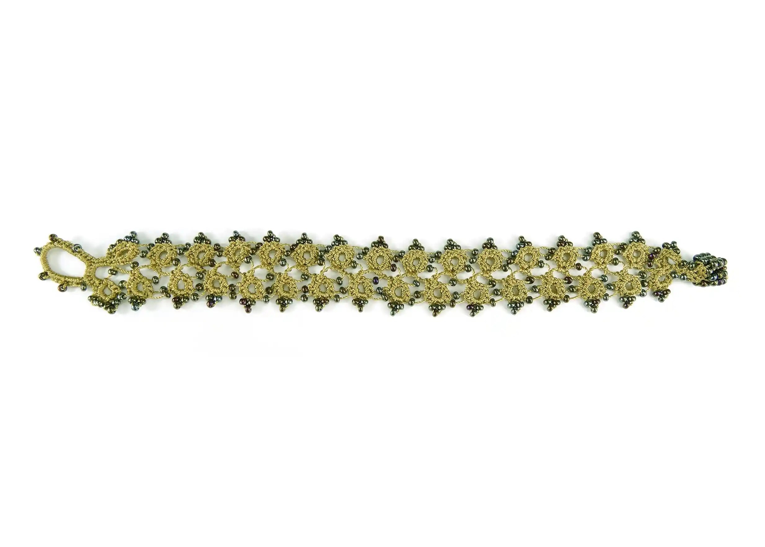 Bracelet en dentelle Husnu, coloris Vert lichen, entièrement déplié, vue horizontale