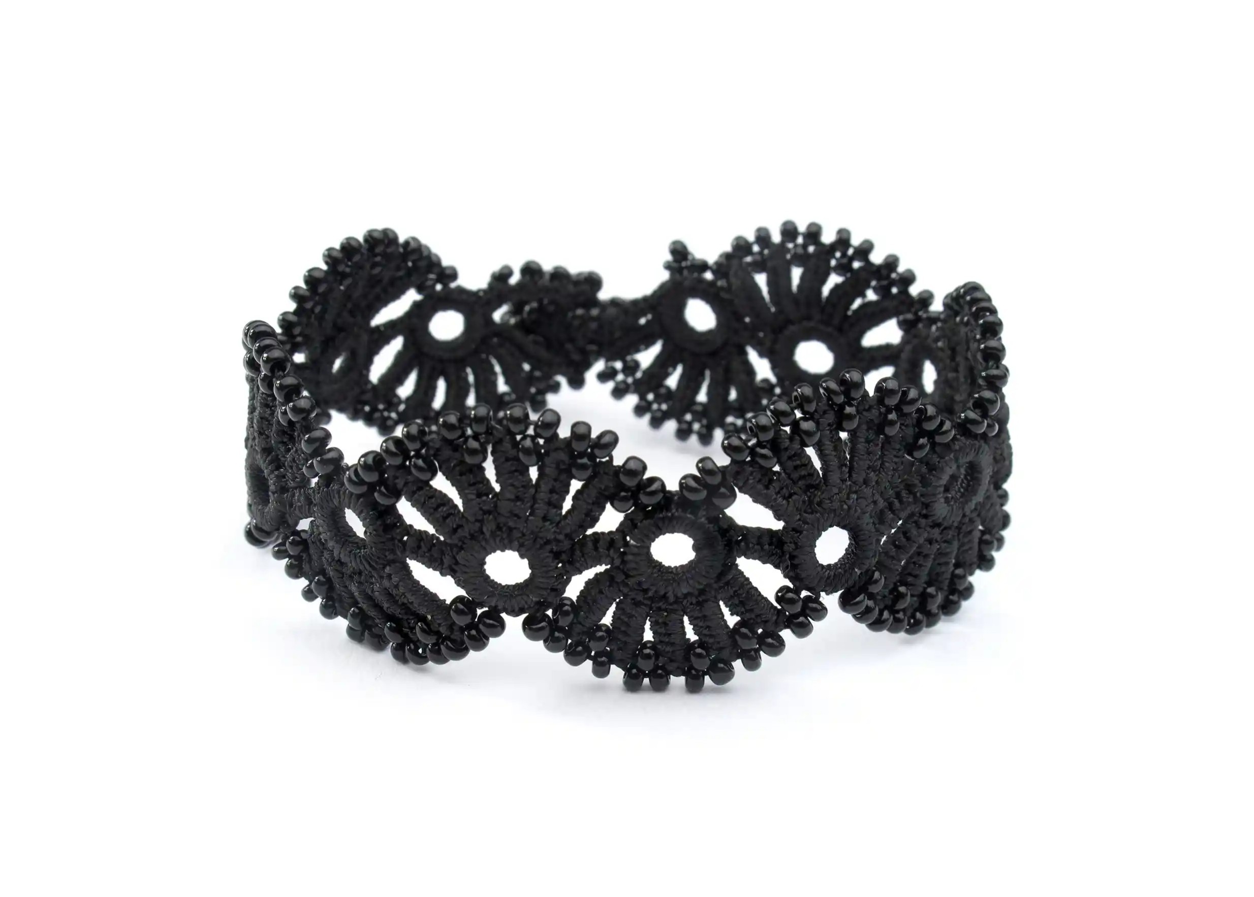 Bracelet en dentelle noir carbone de couleur noir carbone agencé comme un bracelet