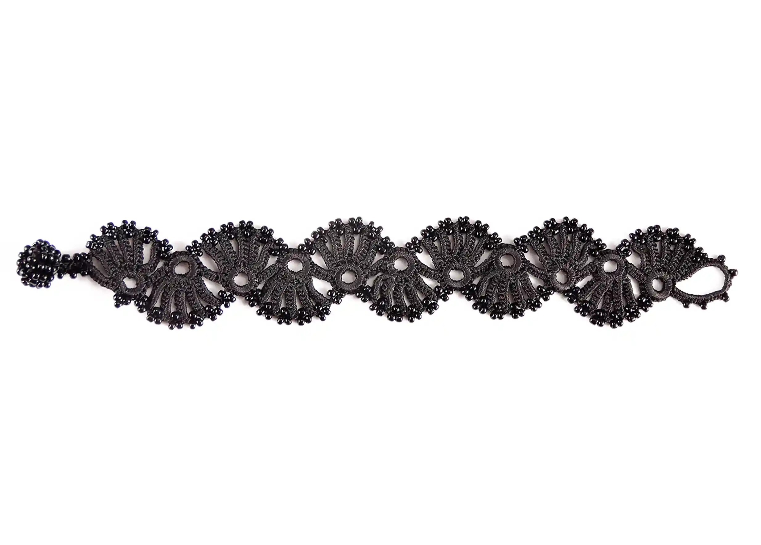 Bracelet en dentelle noir carbone de couleur noir carbone sur fond blanc
