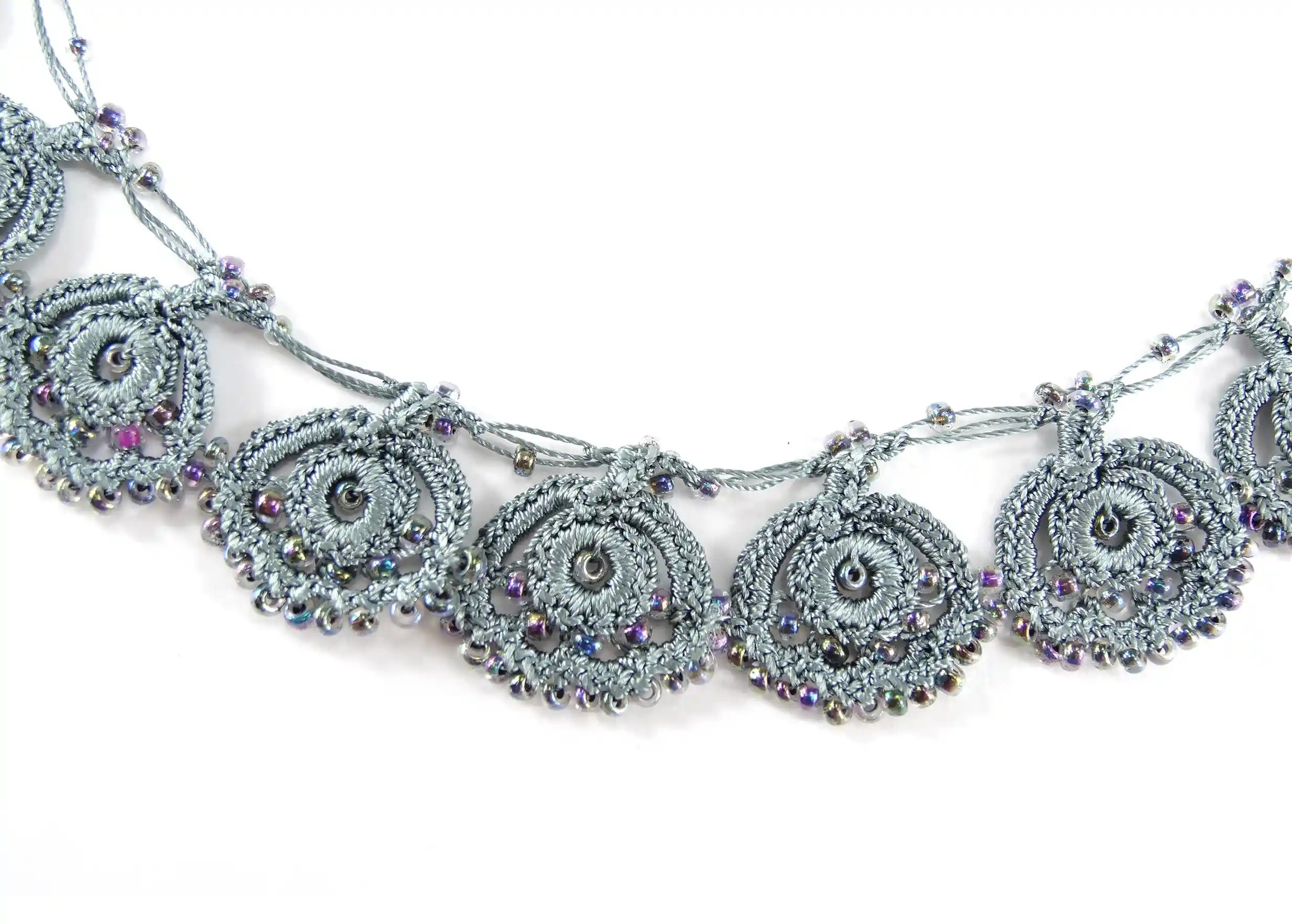 Focus on the pearl grey Eda lace necklace with sparkling pearl motifs