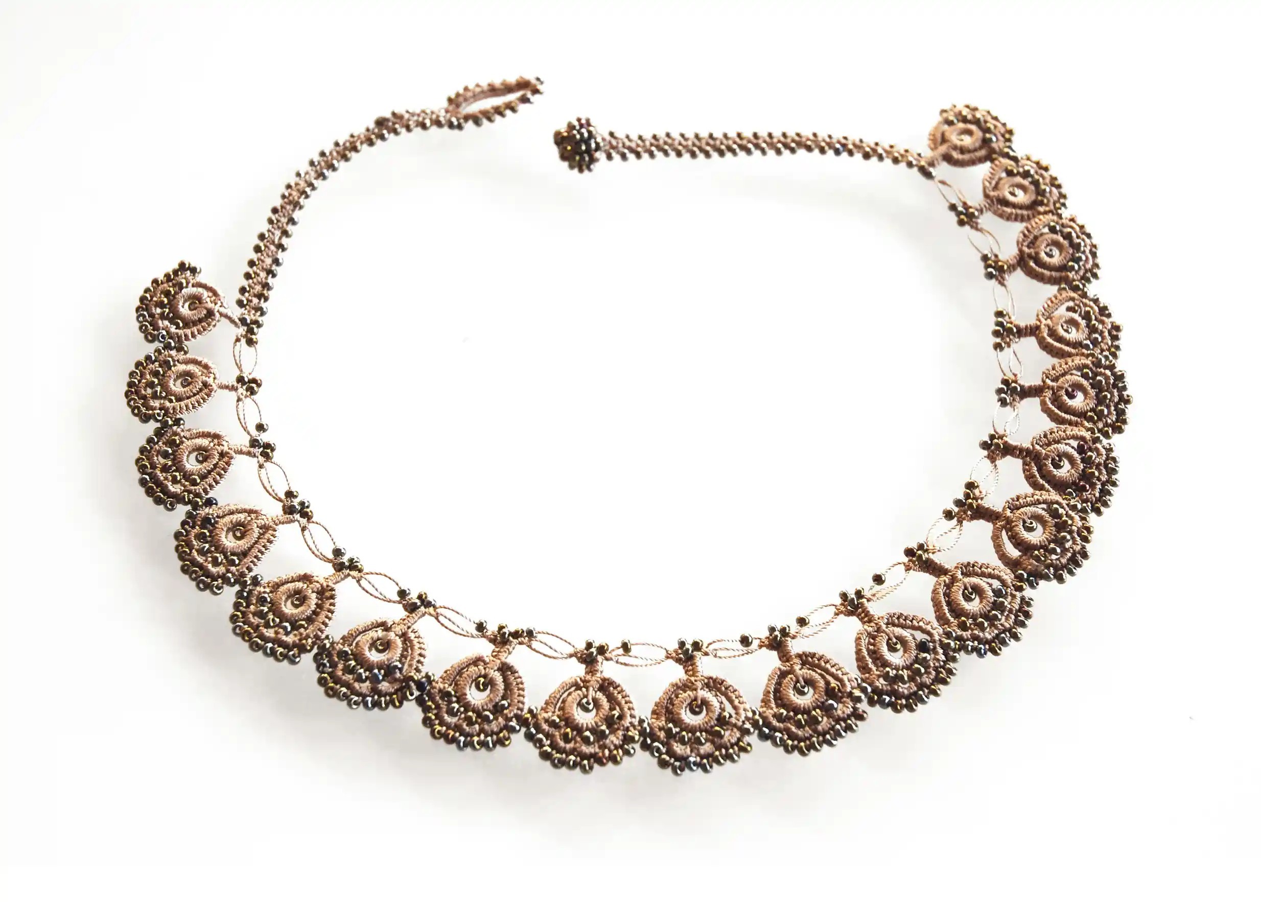 Collier en dentelle sable doré de la gamme Eda, présenté en vue complète sur fond blanc