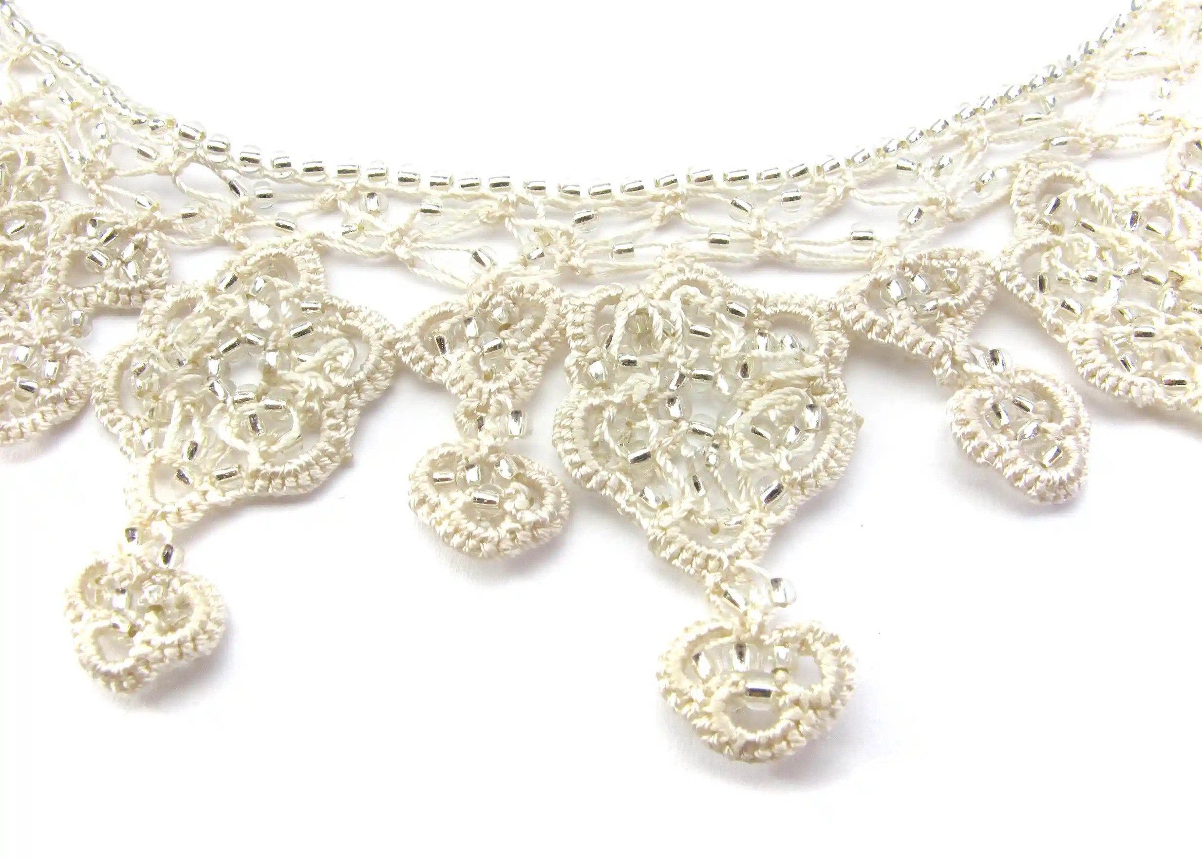 Focus sur les motifs du collier Sonya ivoire, tissés à la main en dentelle
