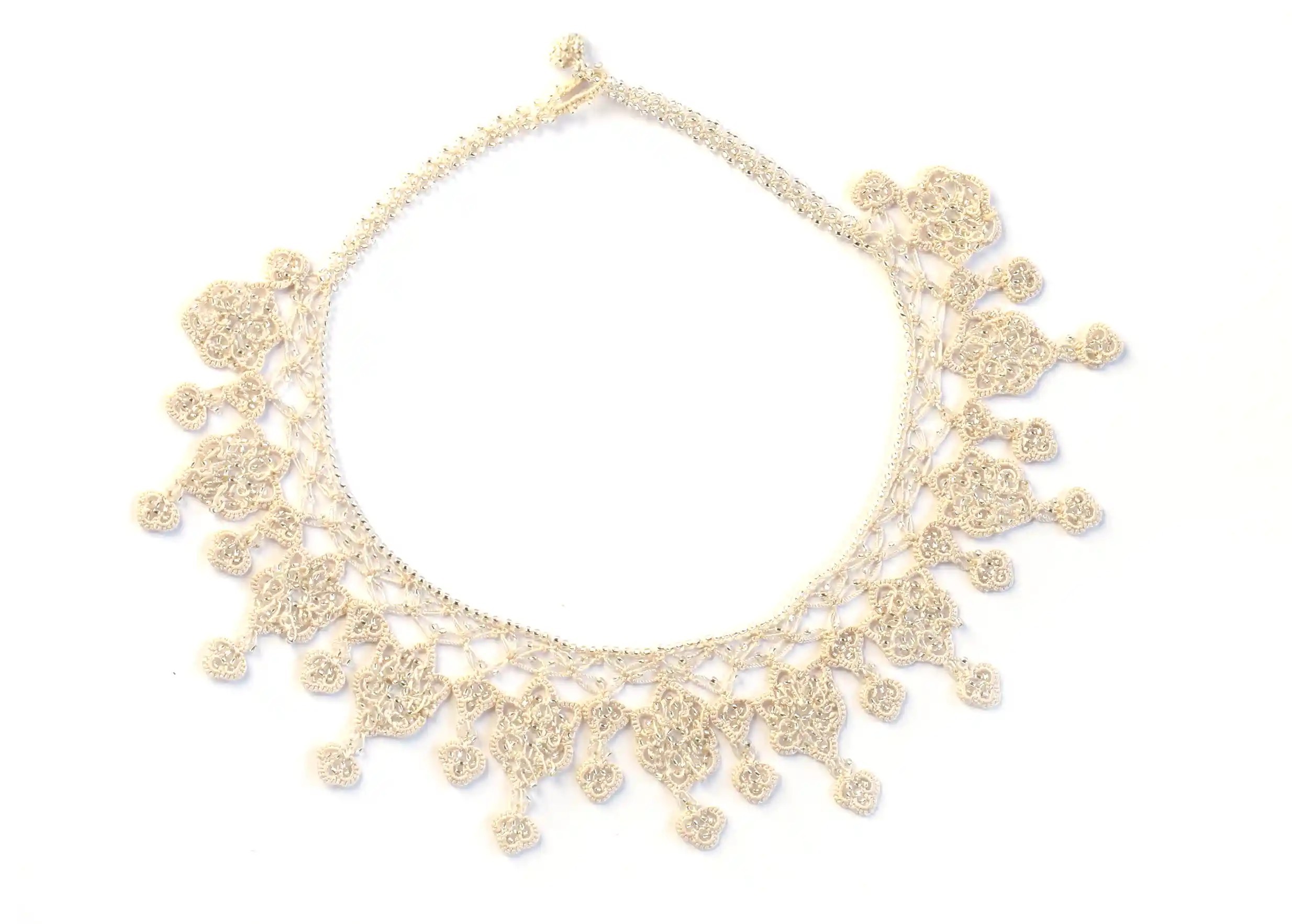 Collier en dentelle Sonya, couleur ivoire, fond blanc en arrière-plan