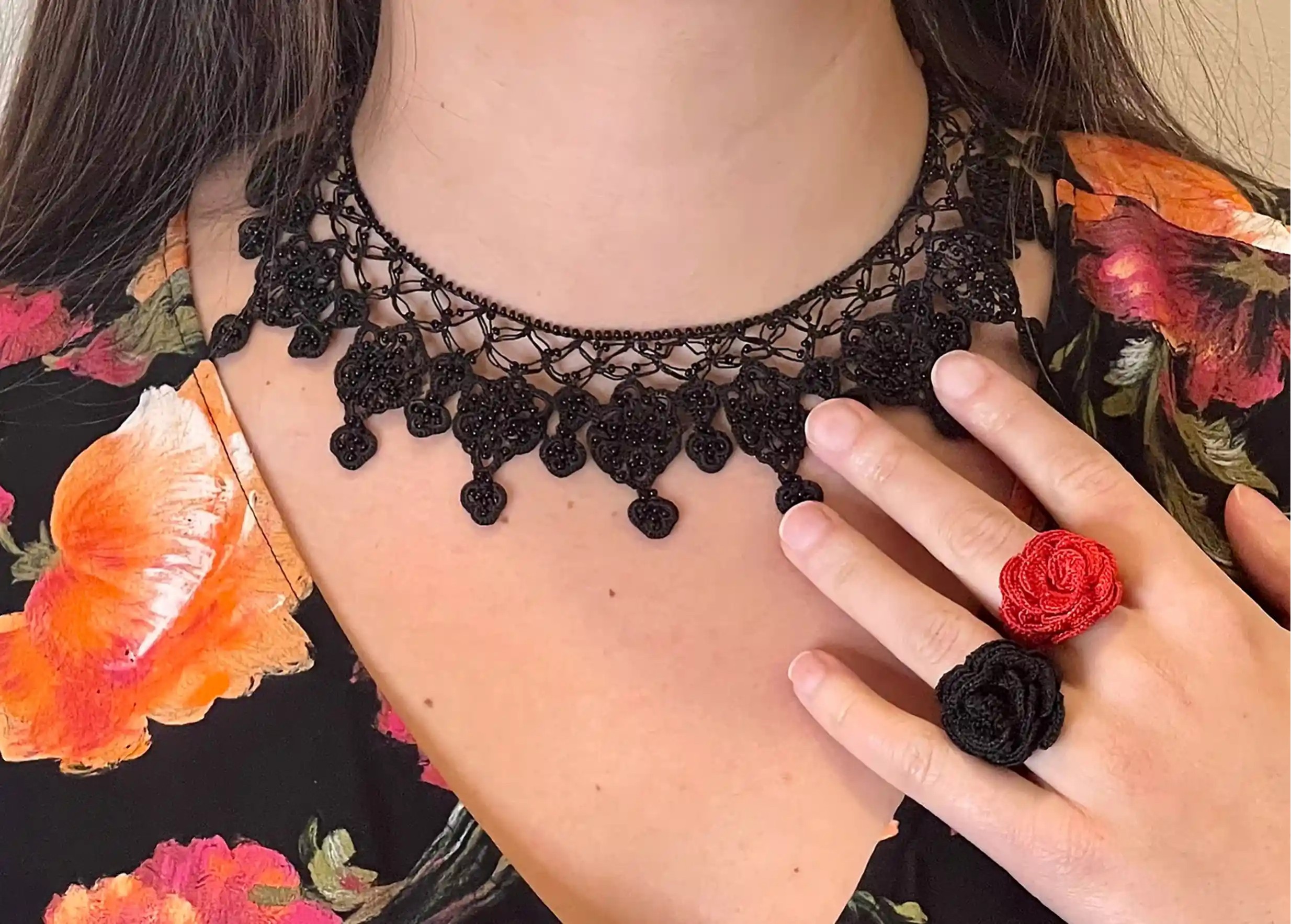 Collier en dentelle Sonya de couleur noire, porté autour du cou