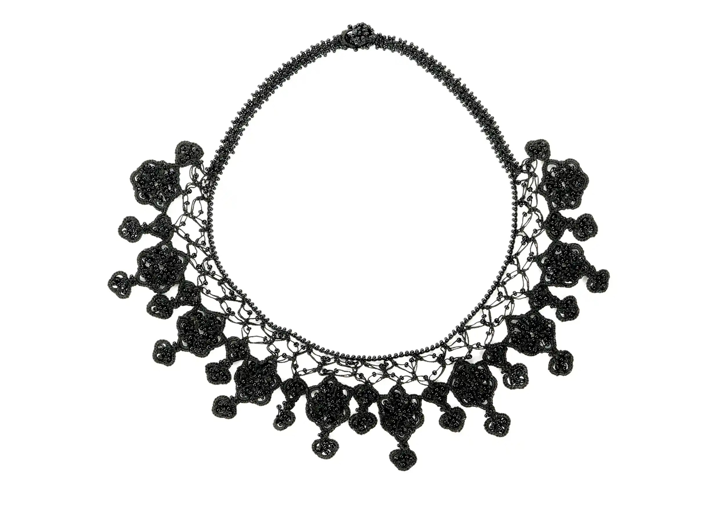 Collier en dentelle Sonya, couleur noir carbone, fond blanc en arrière-plan