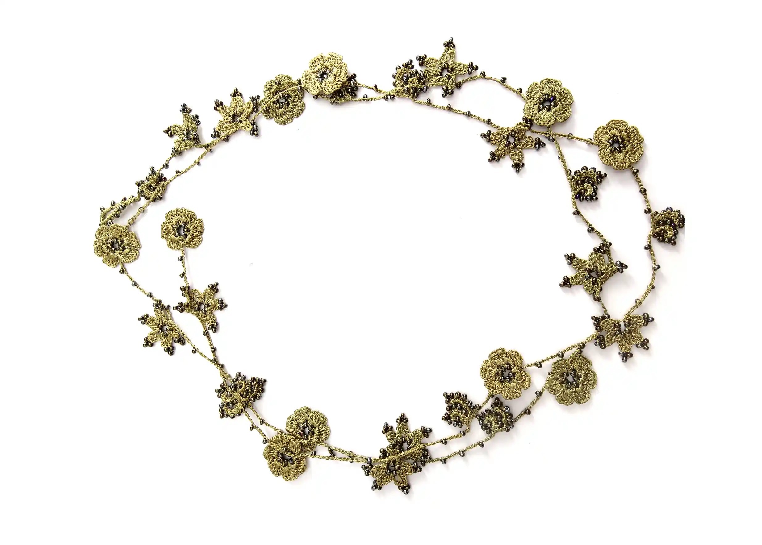 Sautoir au coloris vert lichen de la gamme Crystal, fil en dentelle délicat, agencé comme un collier