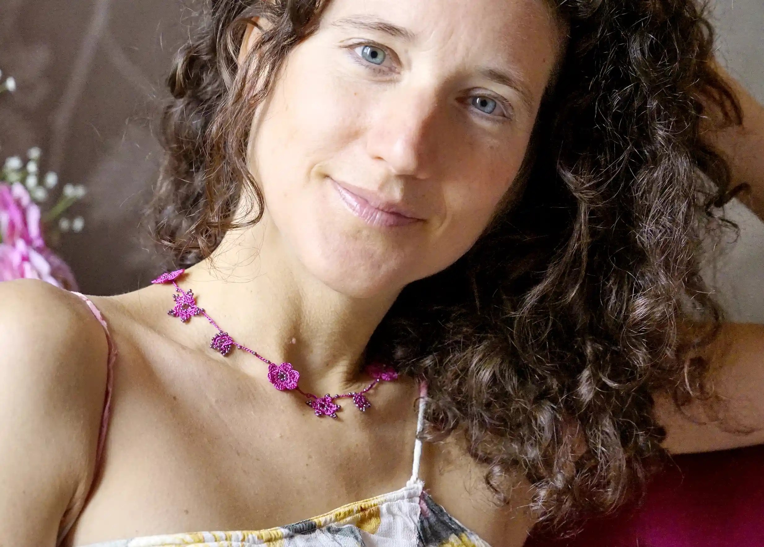 Tour de cou en dentelle Crystal de couleur bergamote porté par une femme en intérieur
