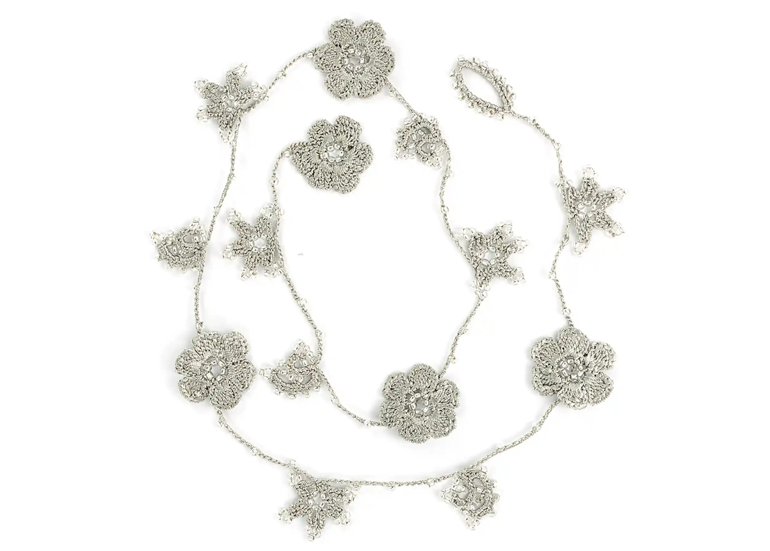 Tour de cou en dentelle Crystal couleur gris nuage, motifs floraux et perles