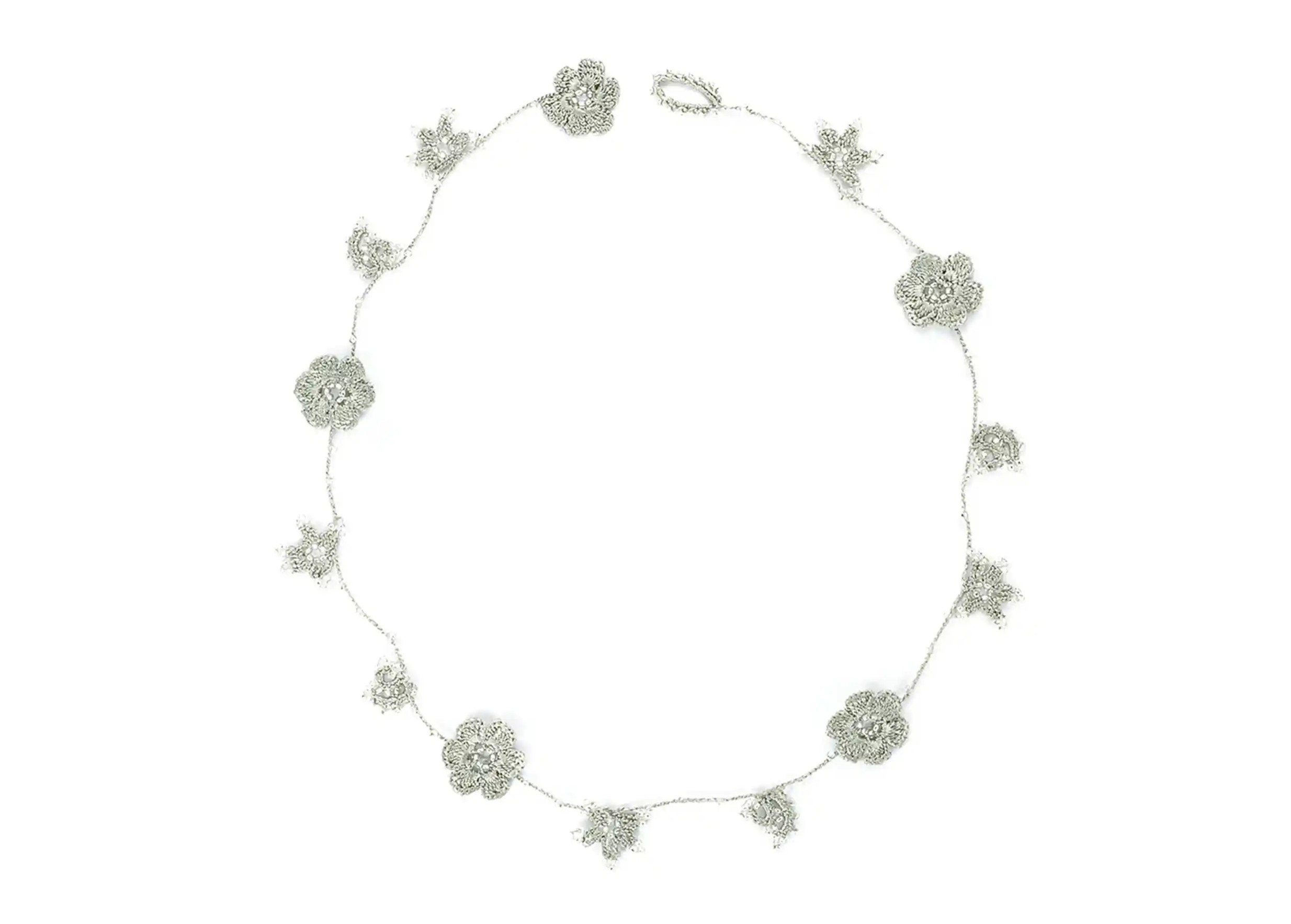 Tour de cou au coloris gris nuage de la gamme Crystal, fil en dentelle délicat, agencé comme un collier