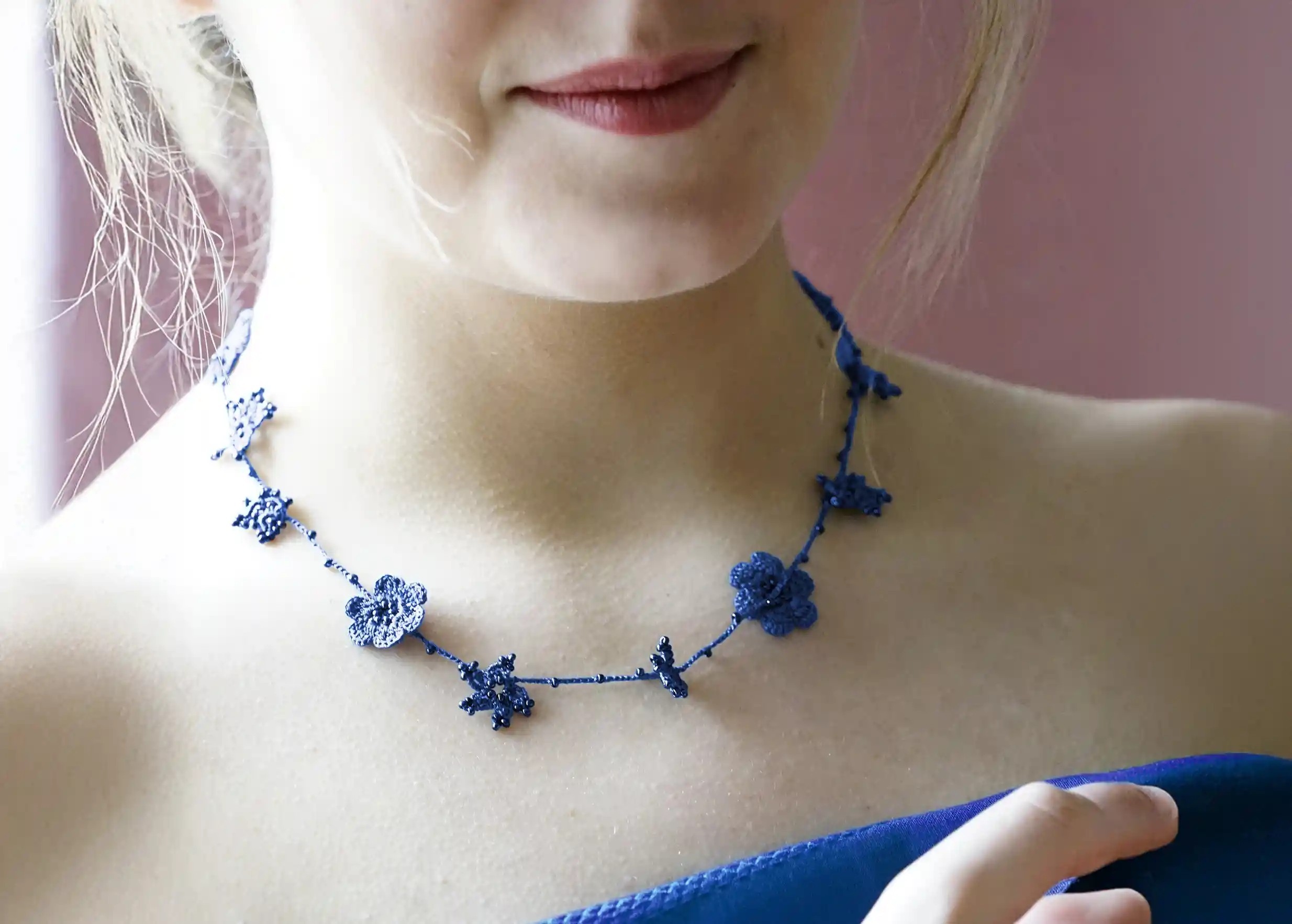 Tour de cou en dentelle Crystal de couleur indigo nuage porté par une femme en intérieur