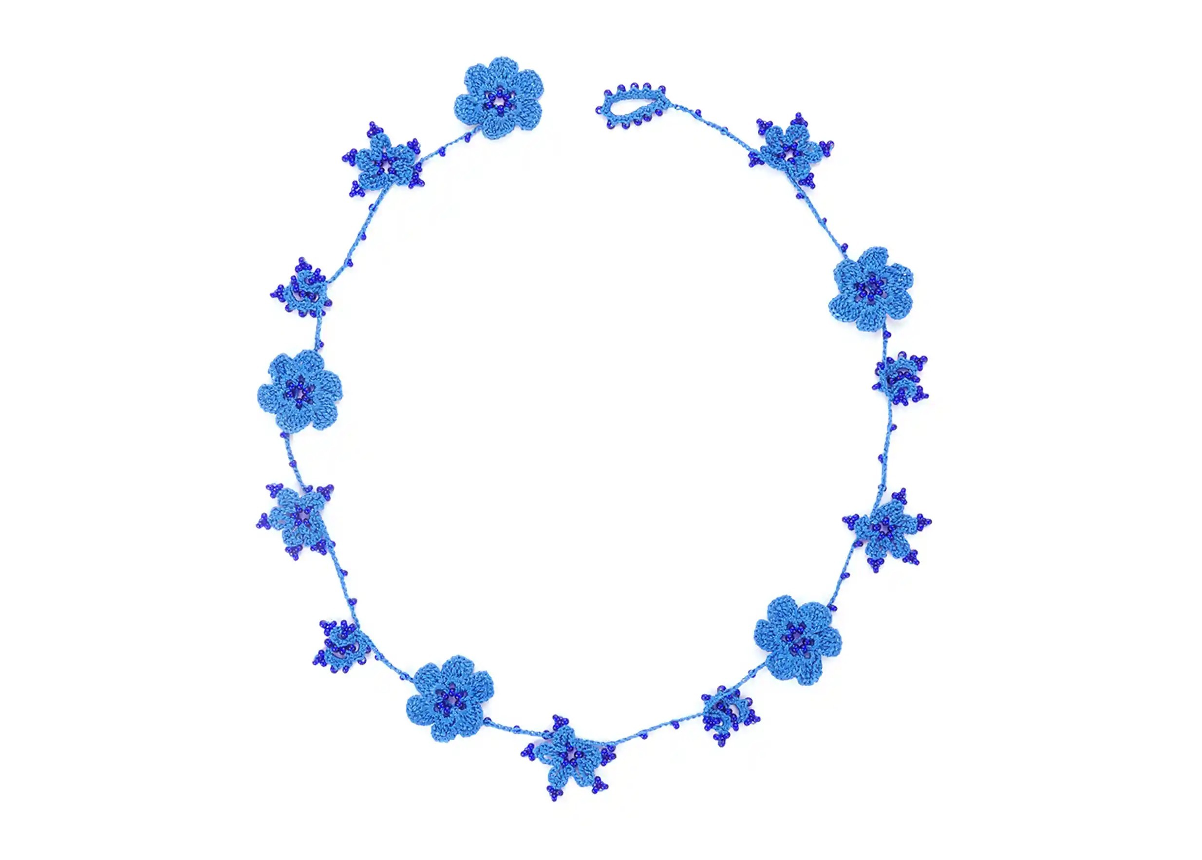 Tour de cou au coloris indigo de la gamme Crystal, fil en dentelle délicat, agencé comme un collier