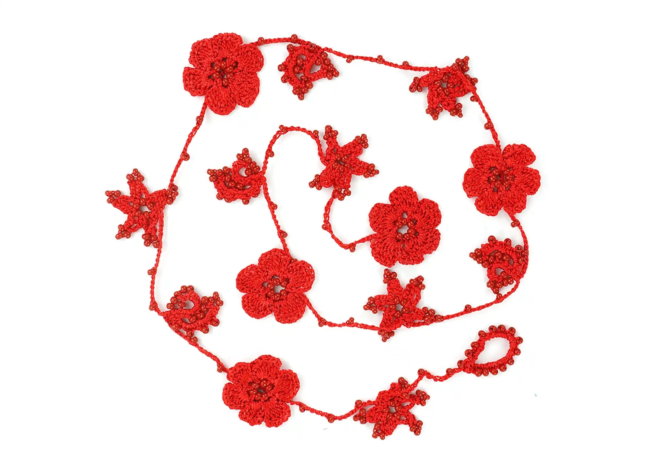 Tour de cou en dentelle Crystal couleur rouge sur fond blanc