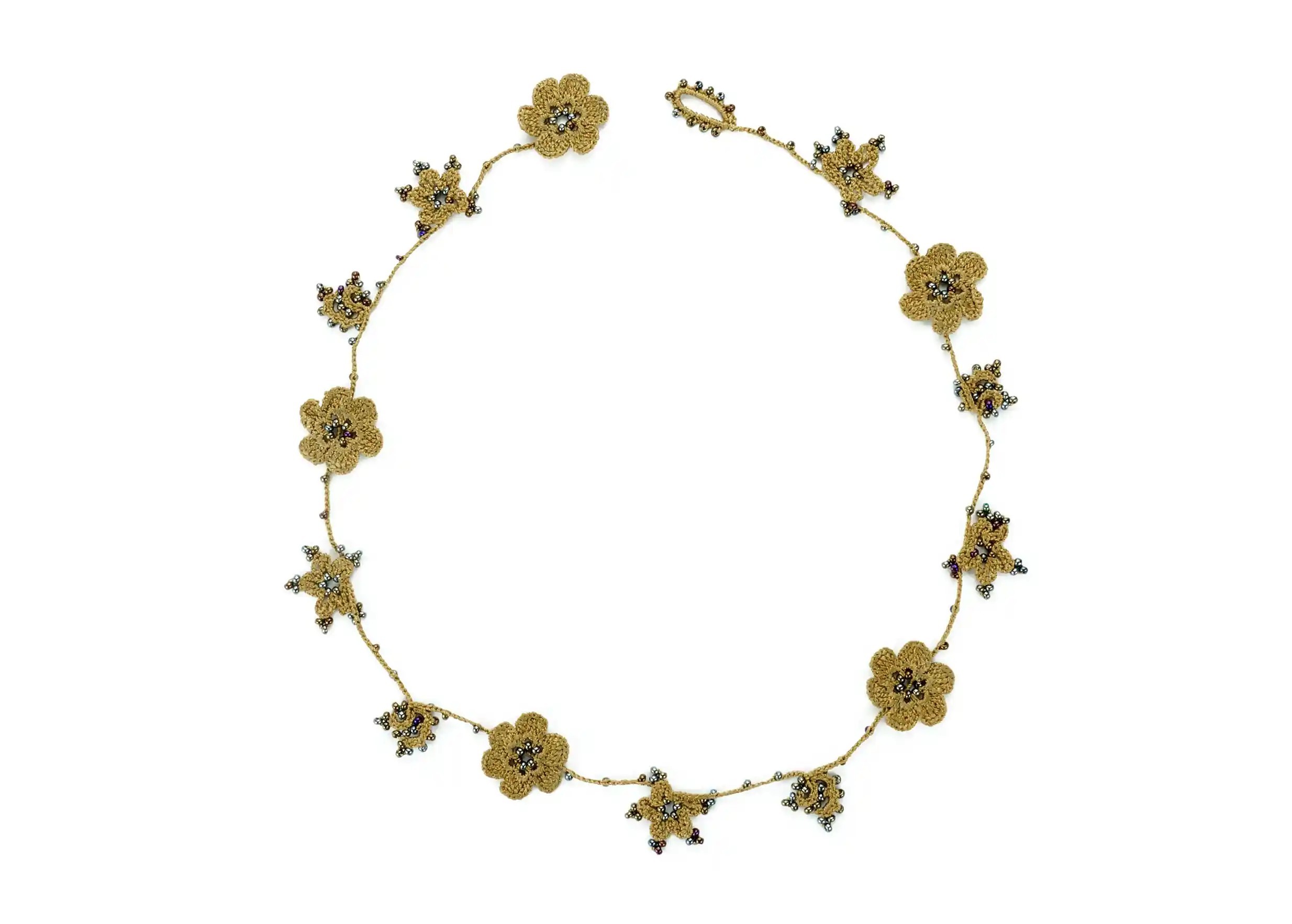 Tour de cou en dentelle Crystal couleur vert lichen agencé comme un collier