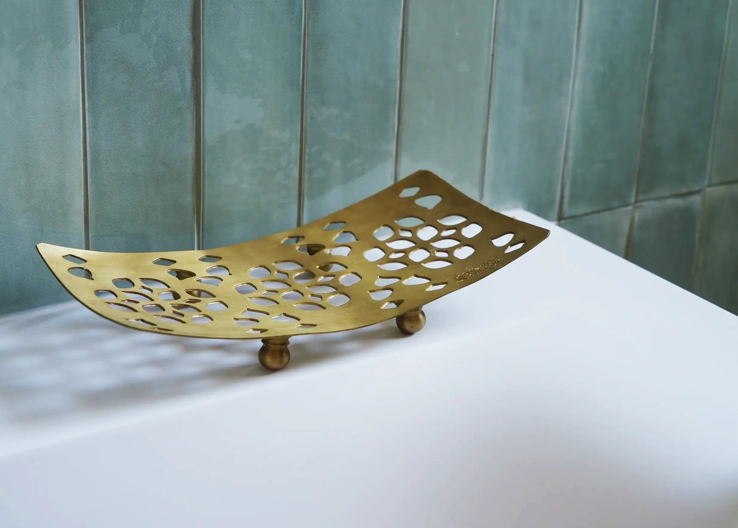 Support d'accessoires de bain en laiton dans une salle de bain, modèle Naïri de la marque Karawan