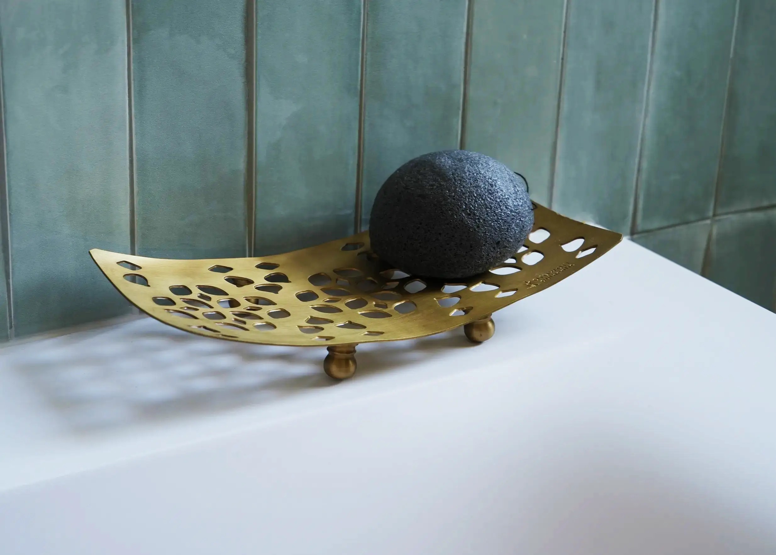 Support d'accessoires de bain en laiton accompagné d'une éponge konjac, modèle Naïri de la marque Karawan